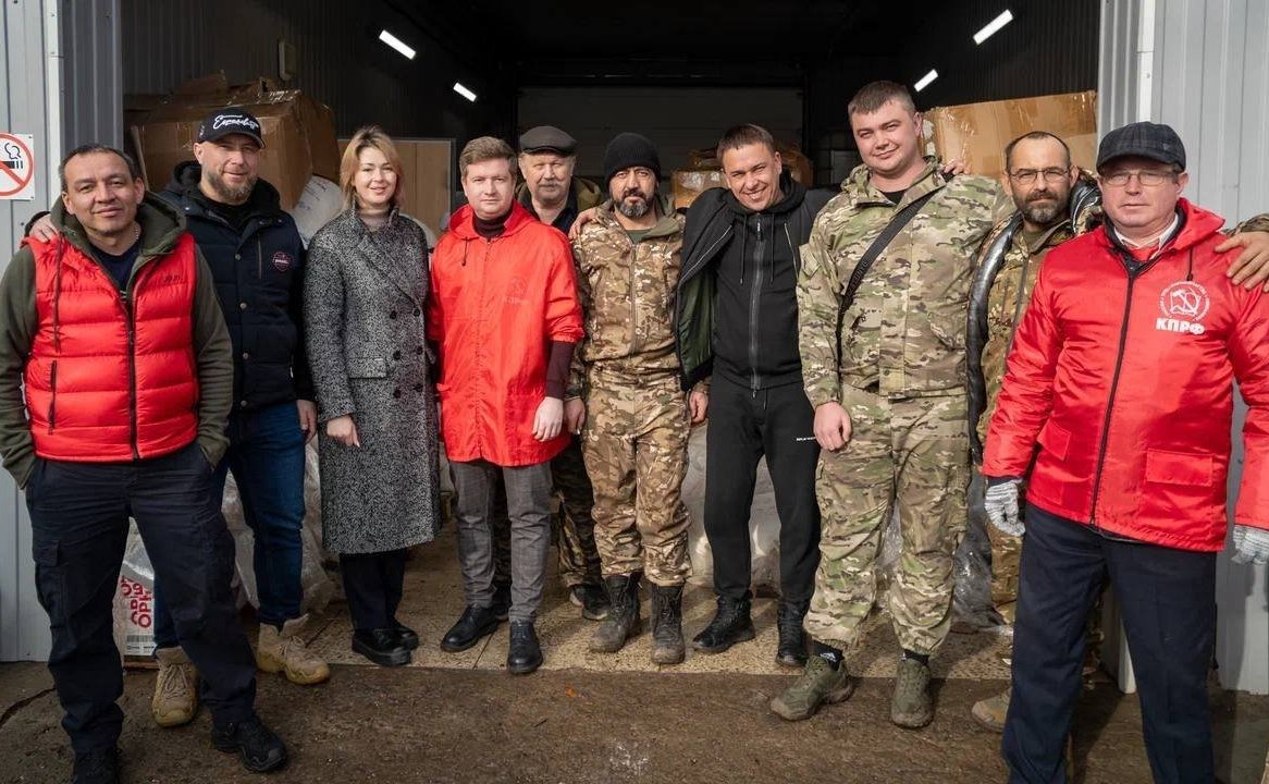 В ходе выезда в Курскую область Айрат Гибатдинов провел встречи с местными жителями и передал гуманитарную помощь в ПВР и в расположения российских военнослужащих