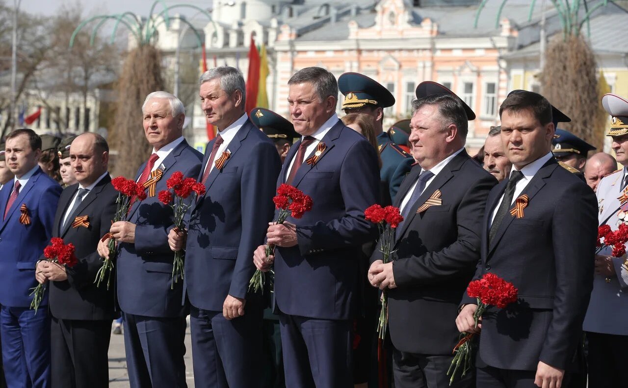 Николай Тихомиров и Олег Кувшинников приняли участие в церемонии возложения венков и цветов к мемориалу «Вечный огонь Славы»