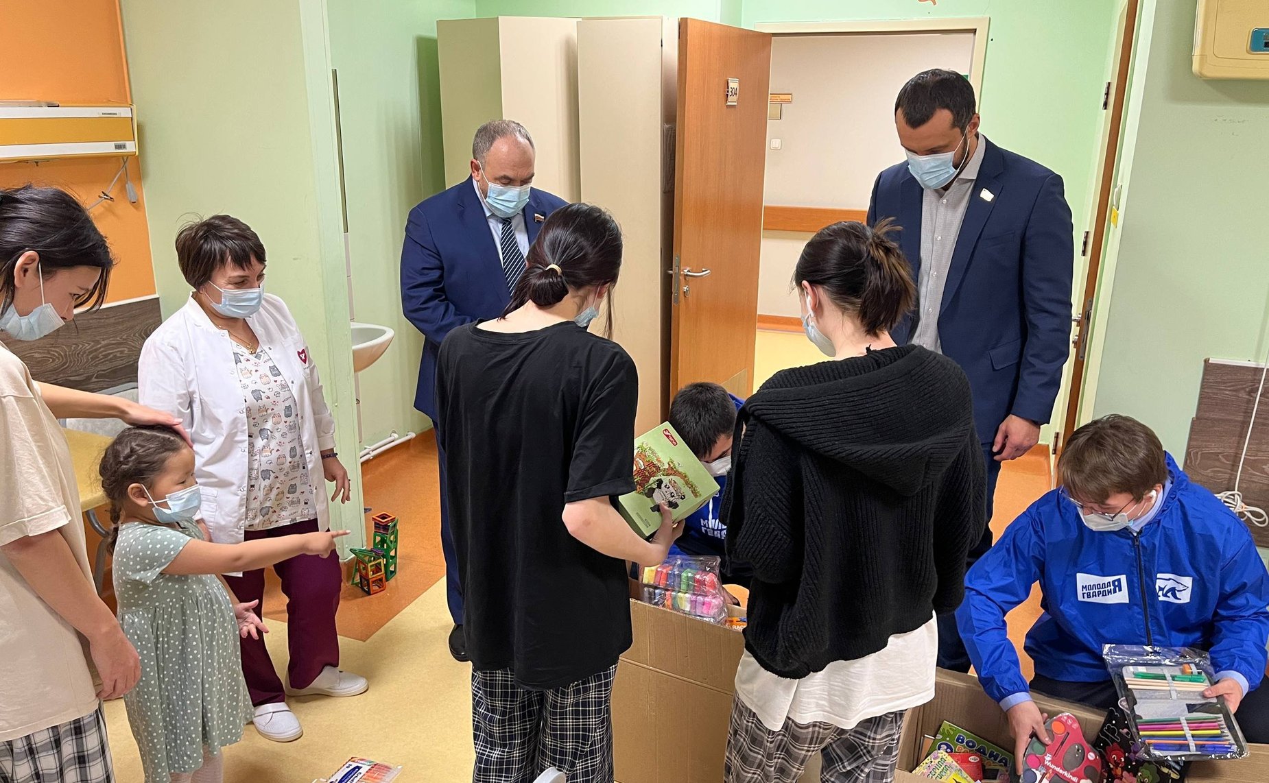 Алексей Ситников передал юным пациентам Салехардской больницы подарки, собранные ямальцами в рамках благотворительной акции «Коробка храбрости»