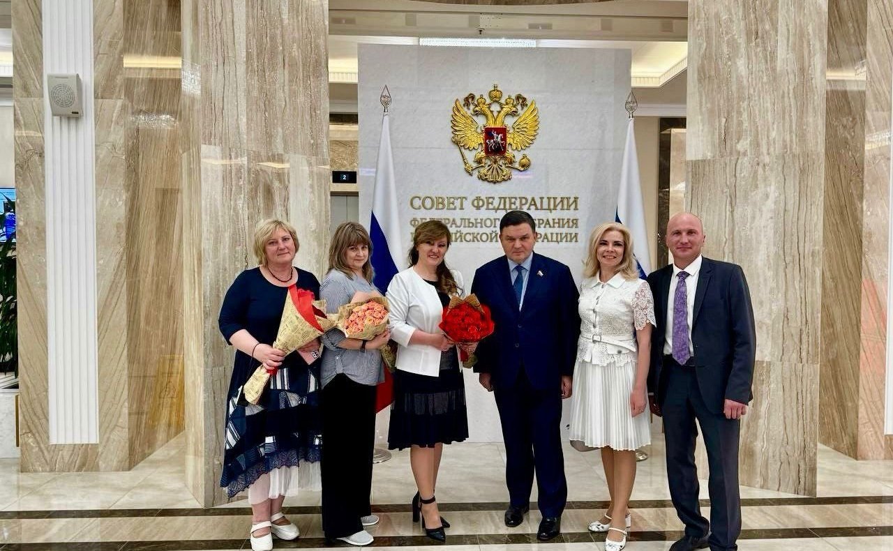 Сергей Перминов организовал в преддверии Дня защиты детей проведение экскурсии в палату регионов для группы социально поддерживаемых юных земляков