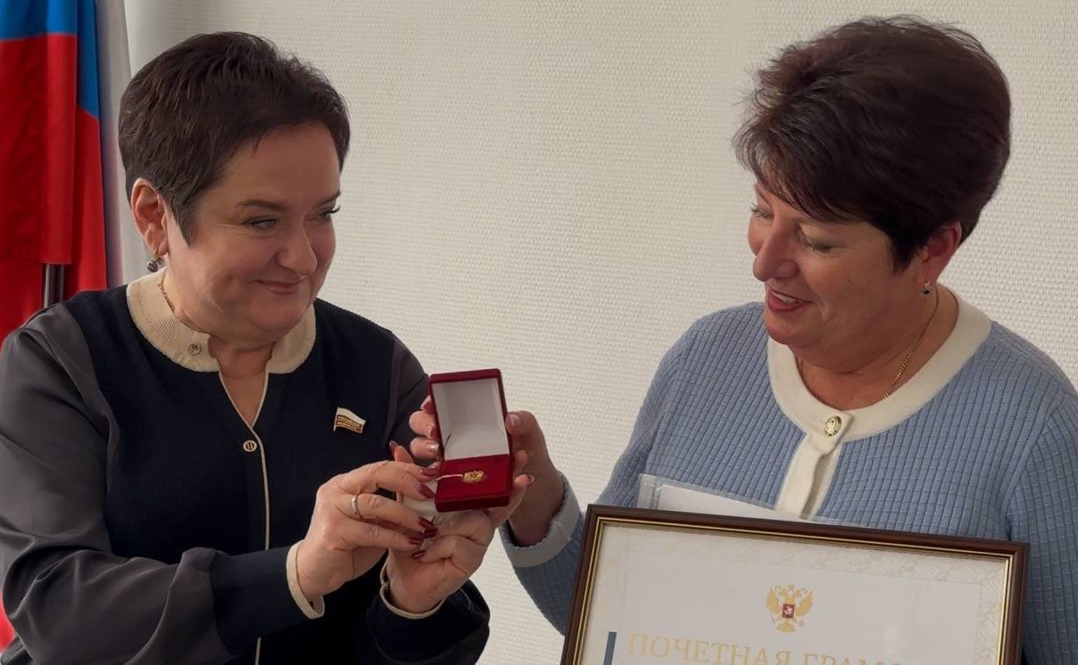 Лариса Мельник вручила Почётную грамоту Совета Федерации Елене Череватой