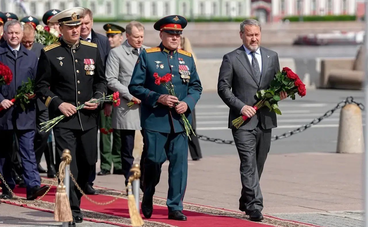 Александр Савин принял участие в торжественном возложении цветов к памятнику «Медный всадник» в Санкт-Петербурге