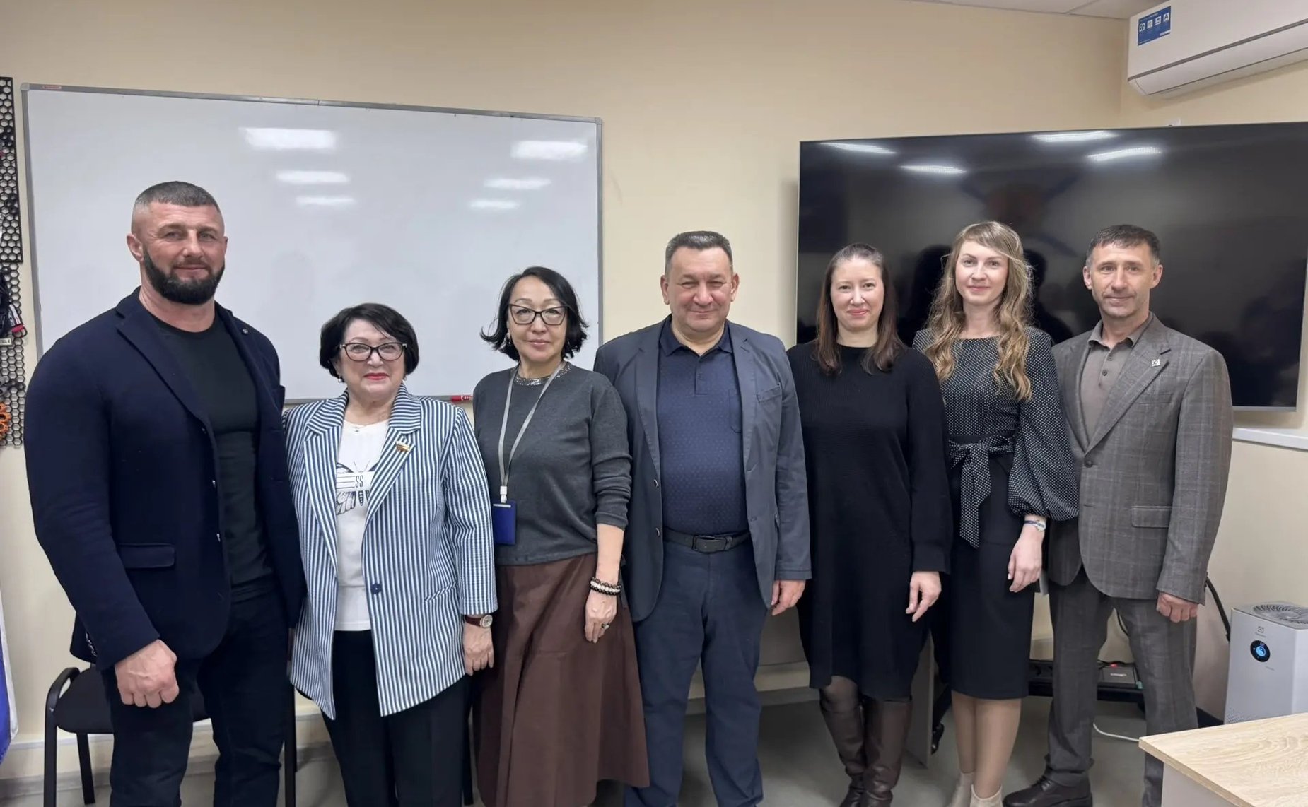 Людмила Талабаева в ходе региональной недели встретилась с активистами и членами общественных организаций, которые занимаются патриотическим воспитанием молодежи и помощью участникам СВО