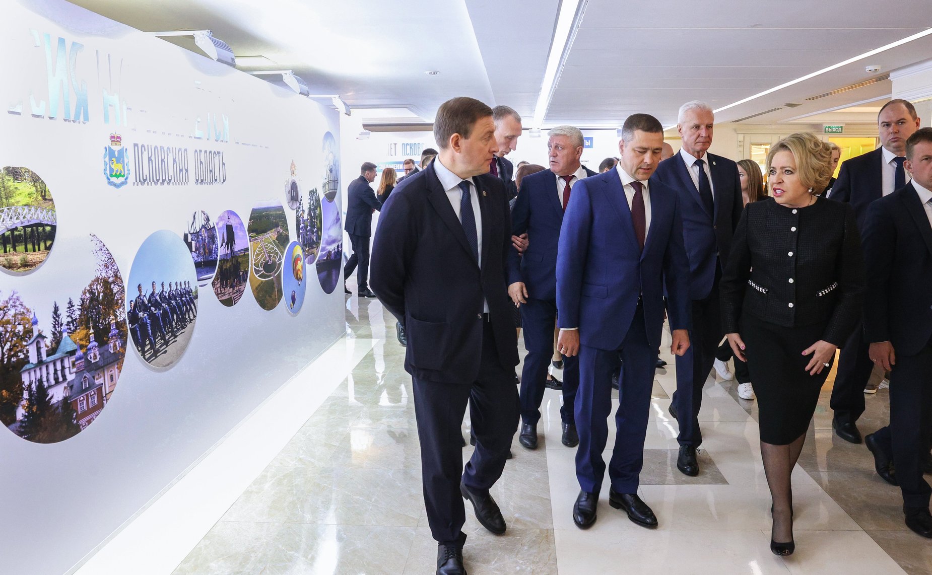 Валентина Матвиенко и Михаил Ведерников осмотрели выставку, посвященную истории и перспективным направлениям развития Псковской области