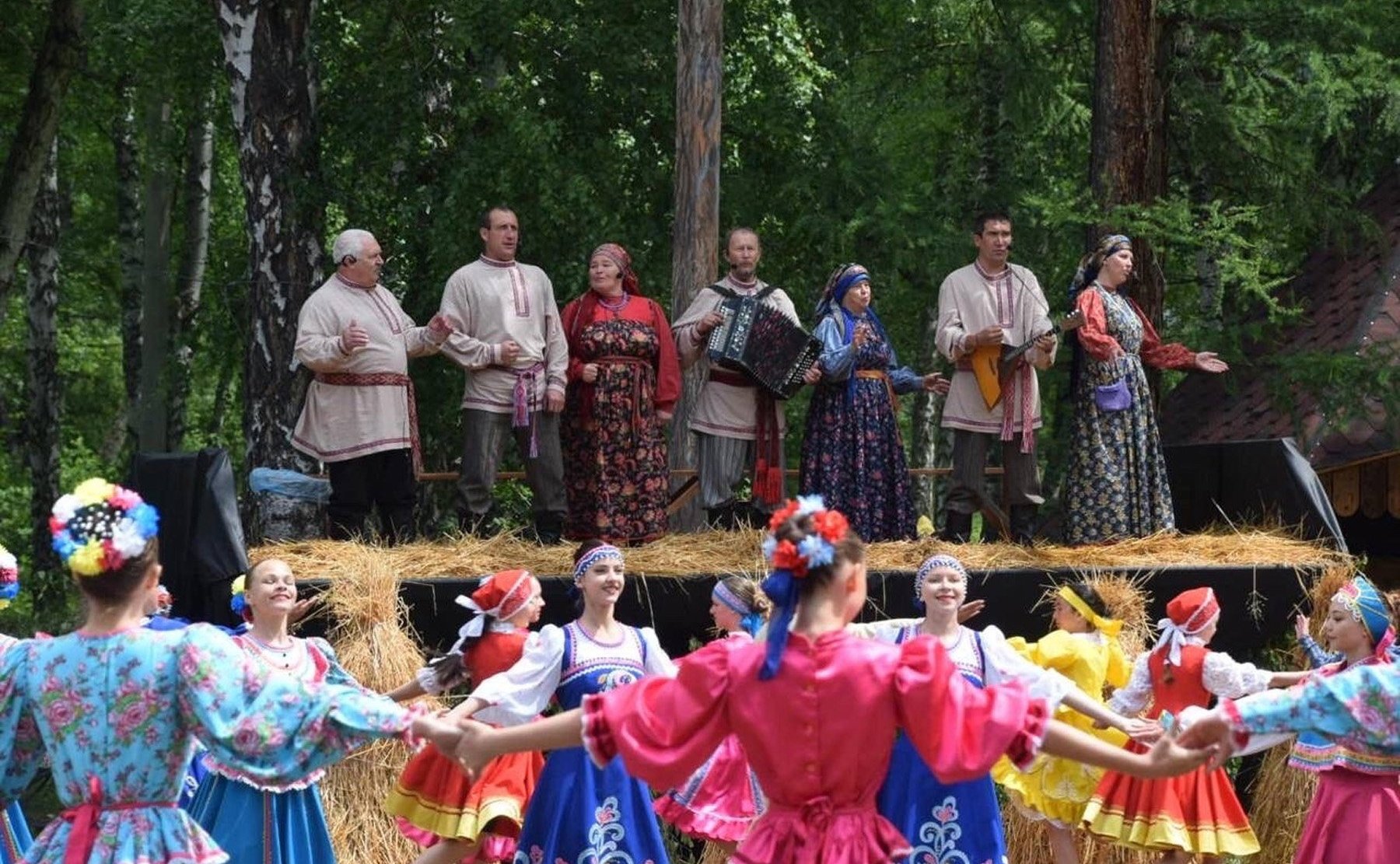 Татьяна Гигель в ходе рабочей командировки по региону побывала на межрегиональном фестивале русского народного творчества «Родники Алтая»