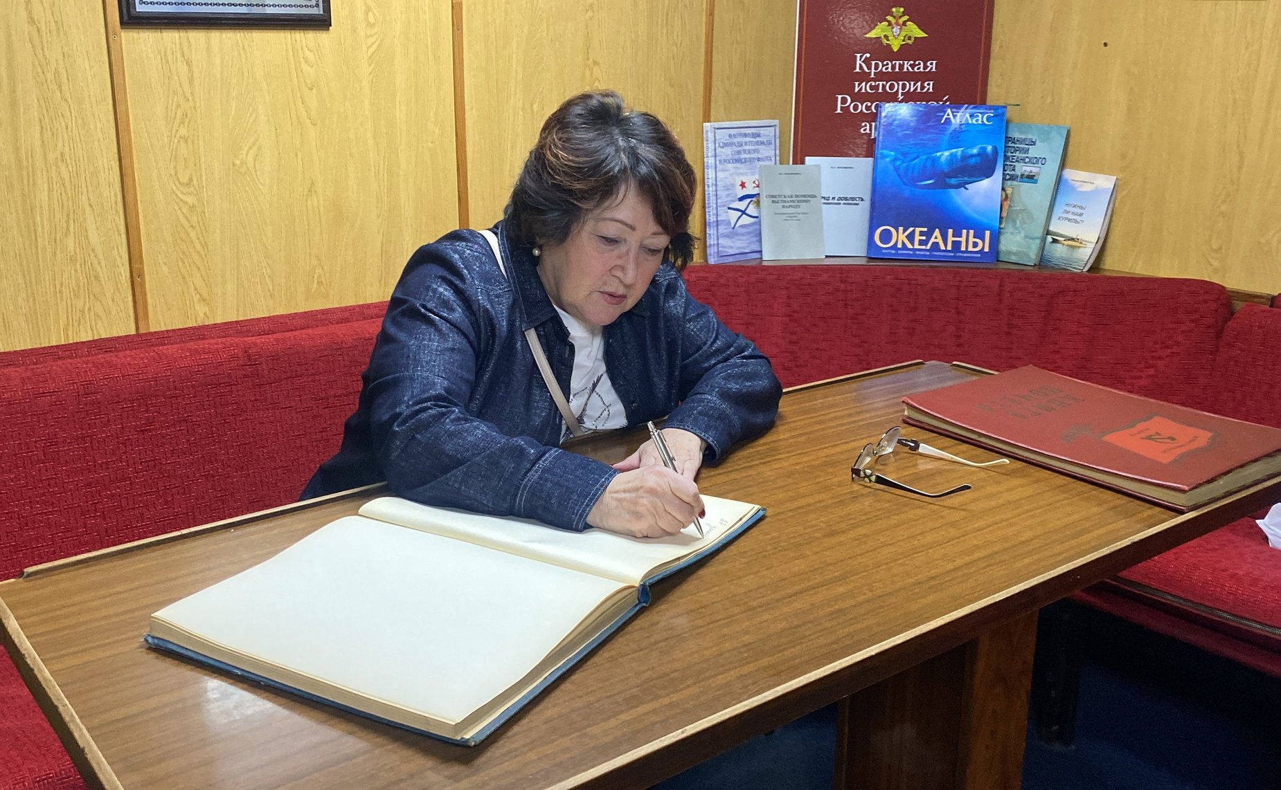 Людмила Талабаева в ходе поездки в регион встретилась с моряками — военнослужащими соединения надводных кораблей Тихоокеанского флота