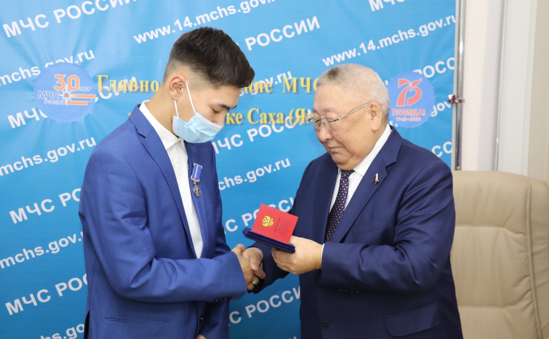 Егор Борисов вручили детям-героям памятные медали Совета Федерации «За проявленное мужество»