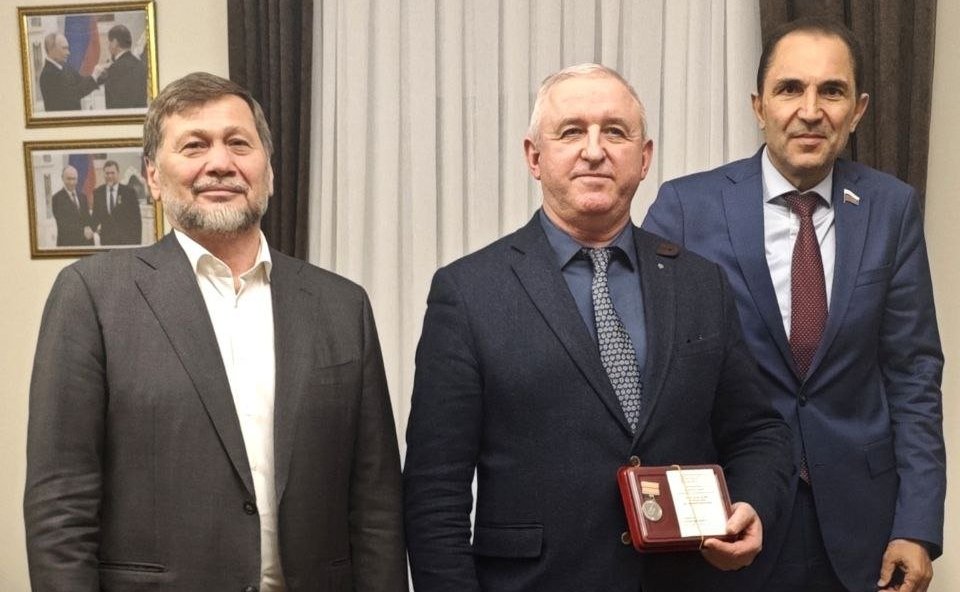 Андрей Хапочкин вручил памятные награды сотрудникам Министерства спорта РФ