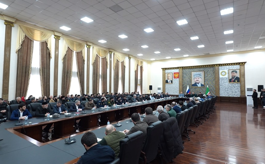 Мохмад Ахмадов в рамках работы в регионе принял участие в расширенном совещании, которое состоялось в администрации Шалинского района