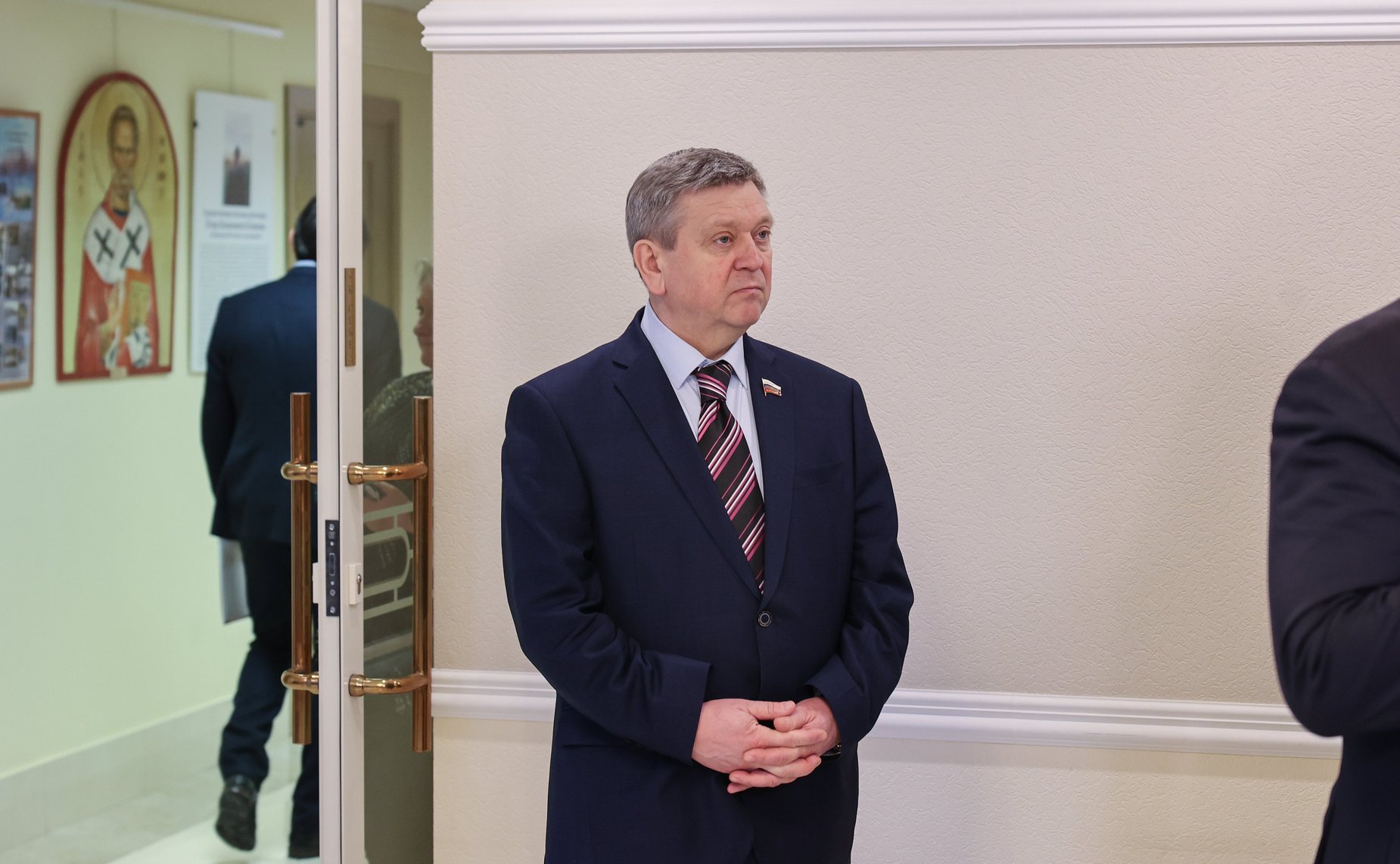 Ольга Епифанова открыла в Совете Федерации выставку живописи Петра Кочанова «За Святую Русь помолюсь…»