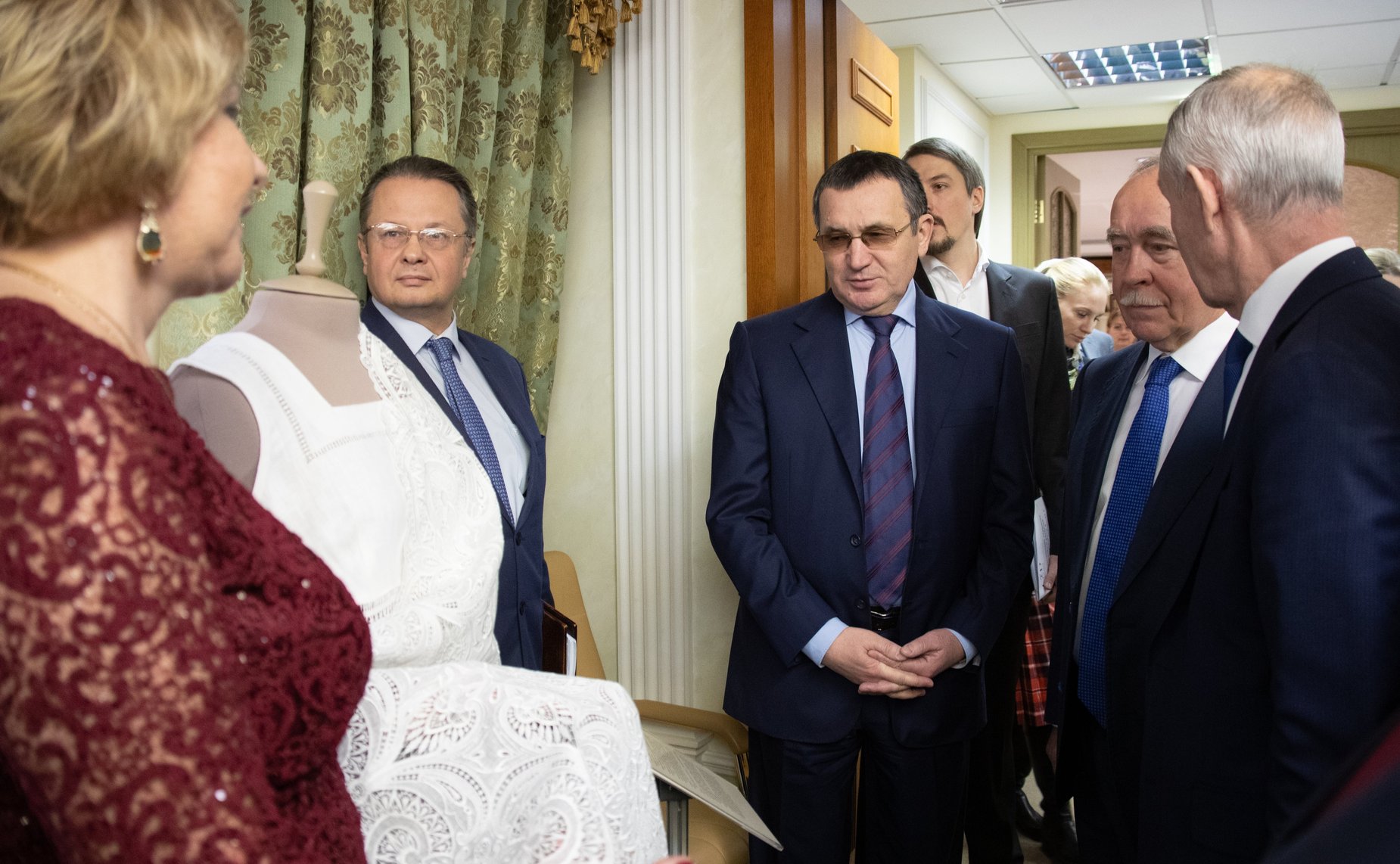 Осмотр выставки продукции предприятий сельхозпроизводителей