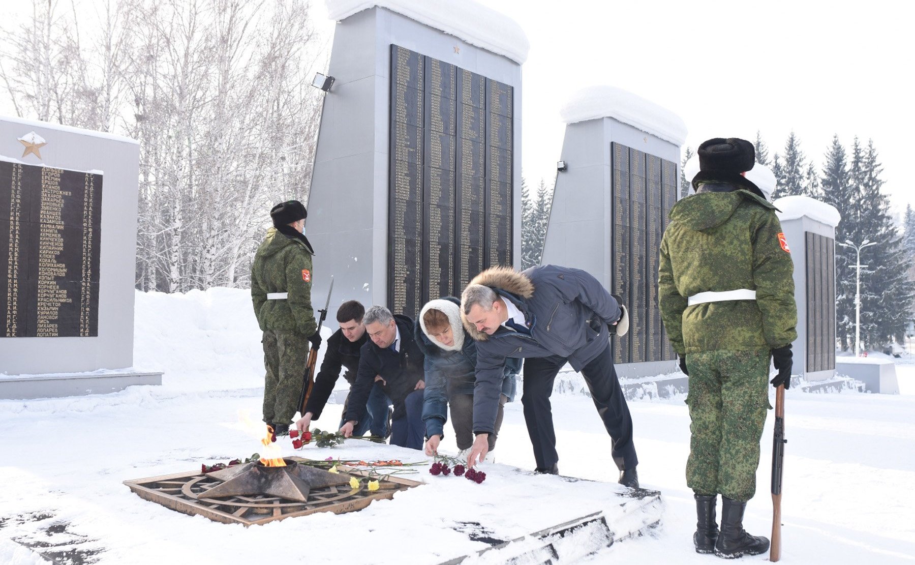 Татьяна Гигель вместе с депутатами республики: и. о. Председателя Государственного Собрания – Эл Курултай Республики Алтай и добровольцами Волонтерского центра возложила живые цветы к Вечному огню