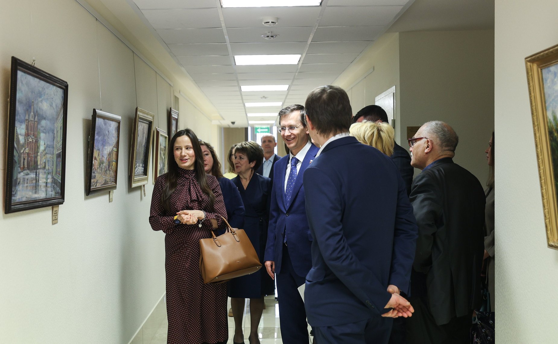 Дина Оюн открыла в верхней палате парламента выставку живописи московского художника Андрея Ковалевского «Мир на палитре»