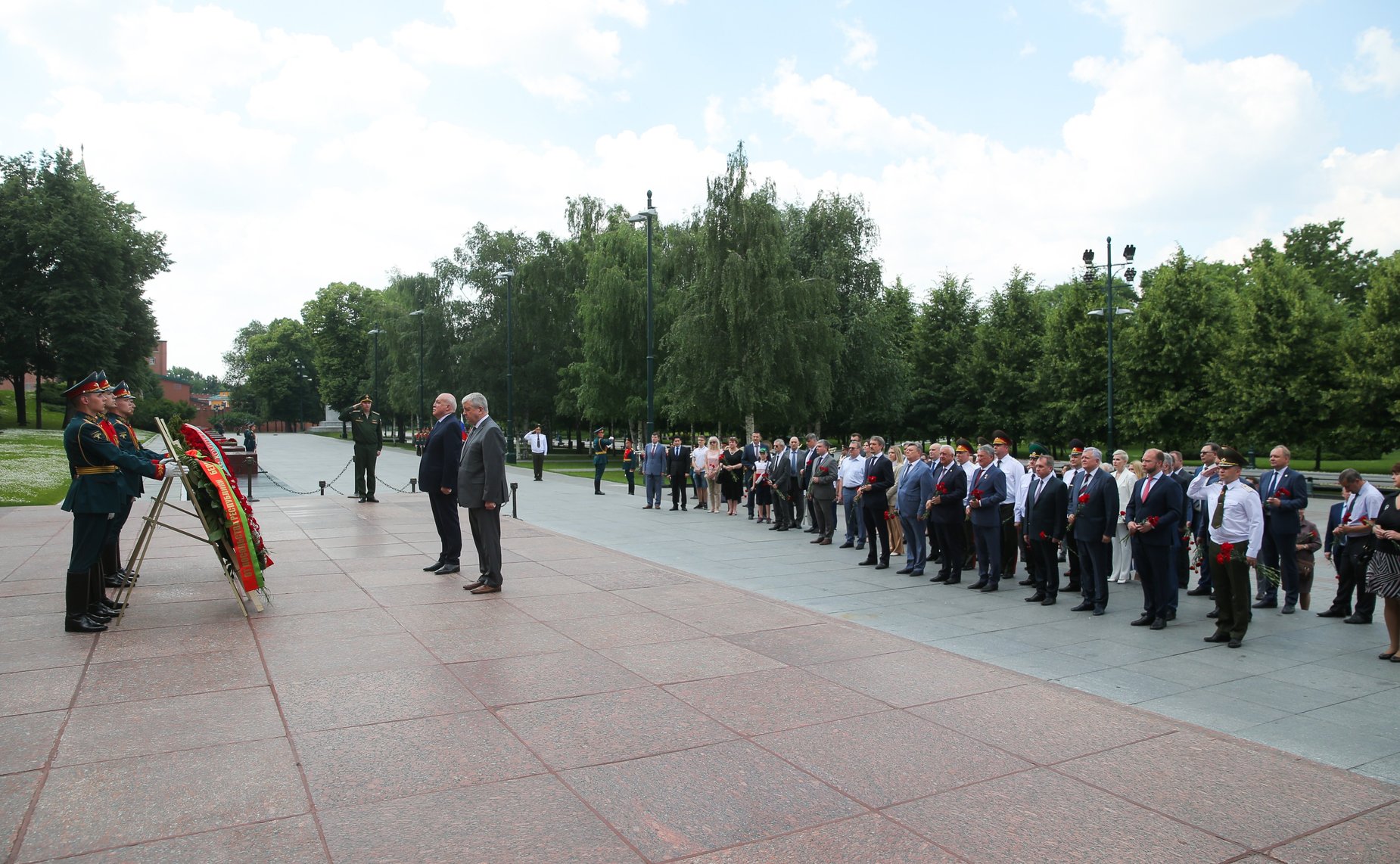 Участие сенаторов РФ в торжественной церемонии возложения венка от Посольства Республики Беларусь в РФ к Могиле неизвестного Солдата и цветов к мемориалам Город-Герой Минск и Брестская Крепость — Герой