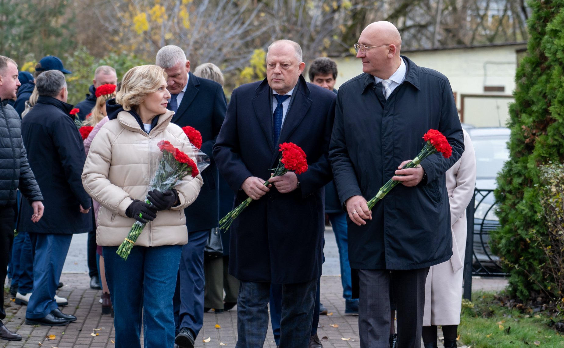 Сенаторы РФ возложили цветы к мемориалу Советским воинам, погибшим в годы Великой Отечественной войны (г. Тверь)