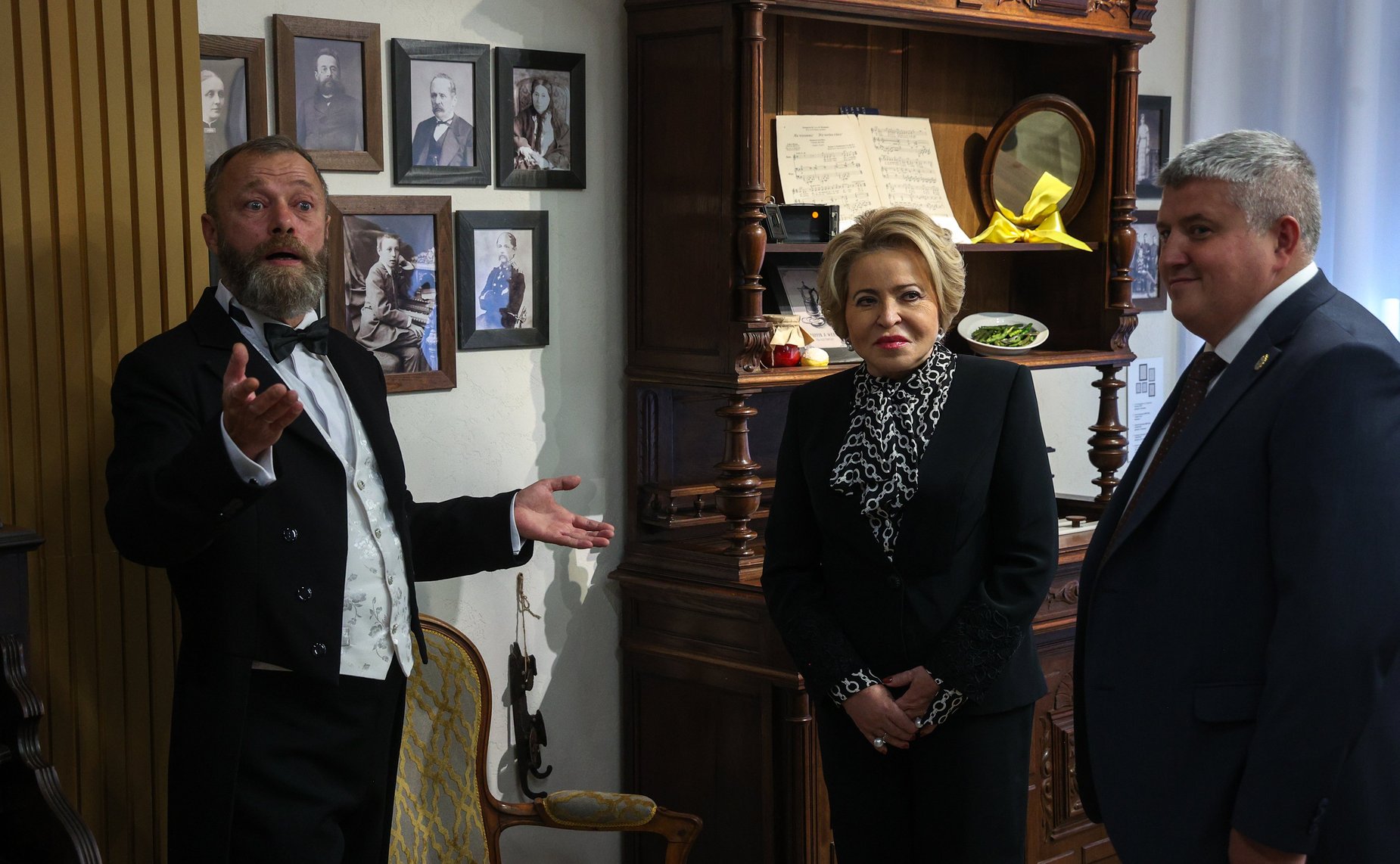 В рамках работы Х Парламентского форума «Историко-культурное наследие России» в Великом Новгороде Валентина Матвиенко посетила детскую общеобразовательную школу имени Г.Р. Державина и Дом музыки имени С.В. Рахманинова