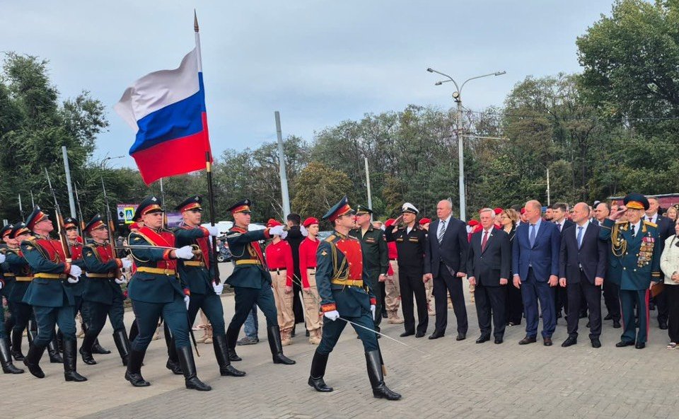 Василий Голубев принял участие в церемонии возложения цветов к стеле «Ростов-на-Дону – город воинской славы». Торжественное мероприятие посвящено 276-летию со дня основания Донской столицы