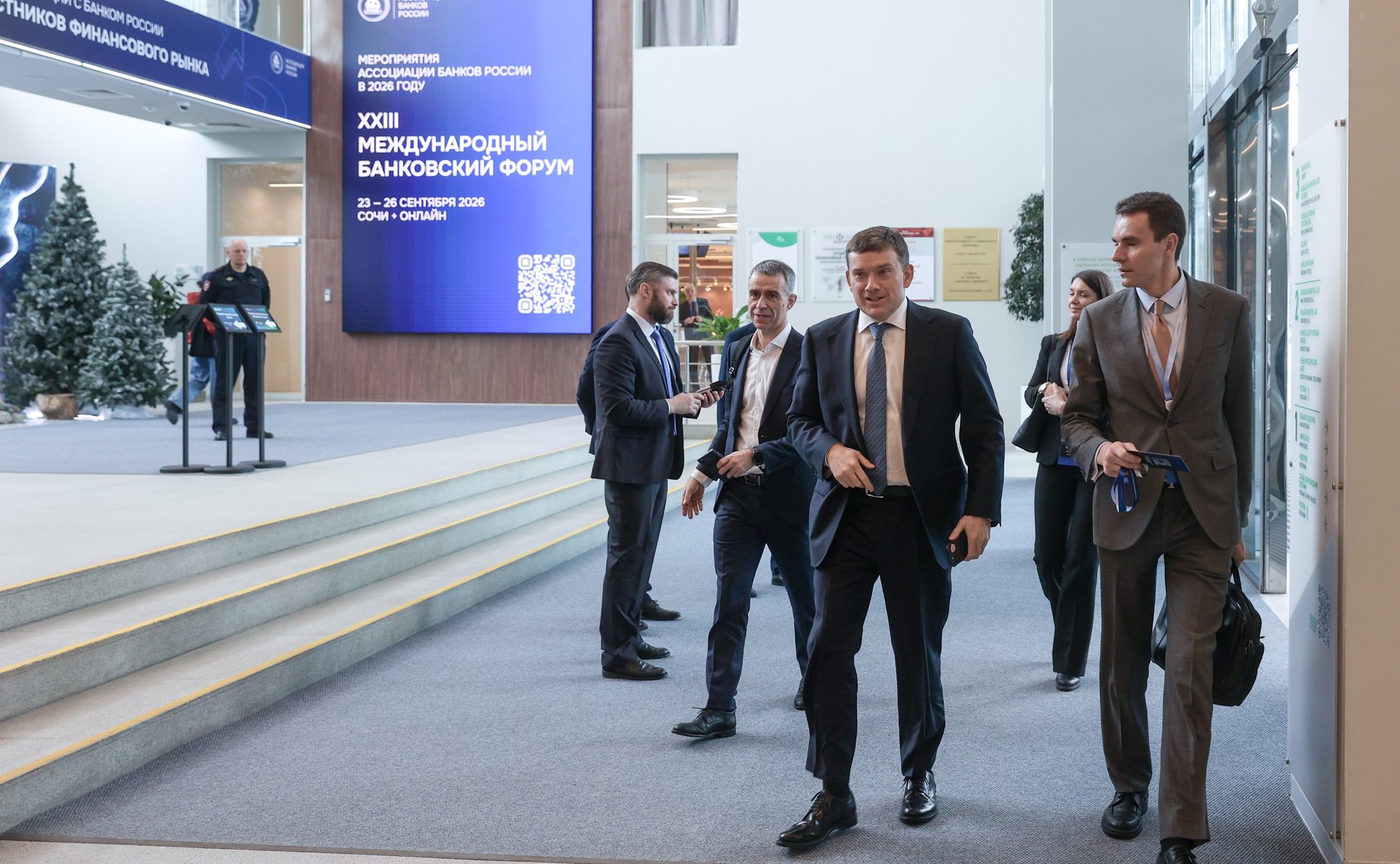 Заместитель Председателя Совета Федерации Николай Журавлев принял участие в пленарной сессии Ежегодной встречи Ассоциации Банков России с руководством Центрального Банка