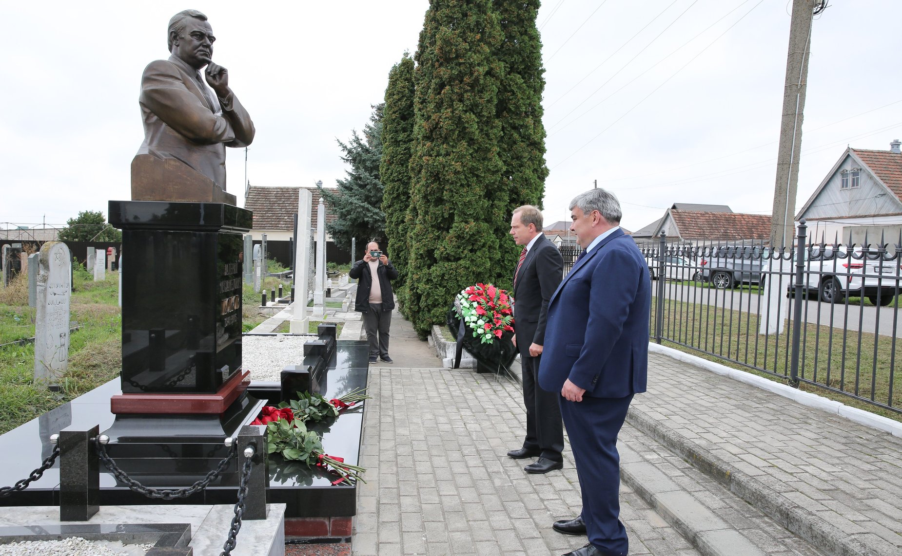 Сенаторы РФ приняли участие в церемонии возложения цветов к мемориалу