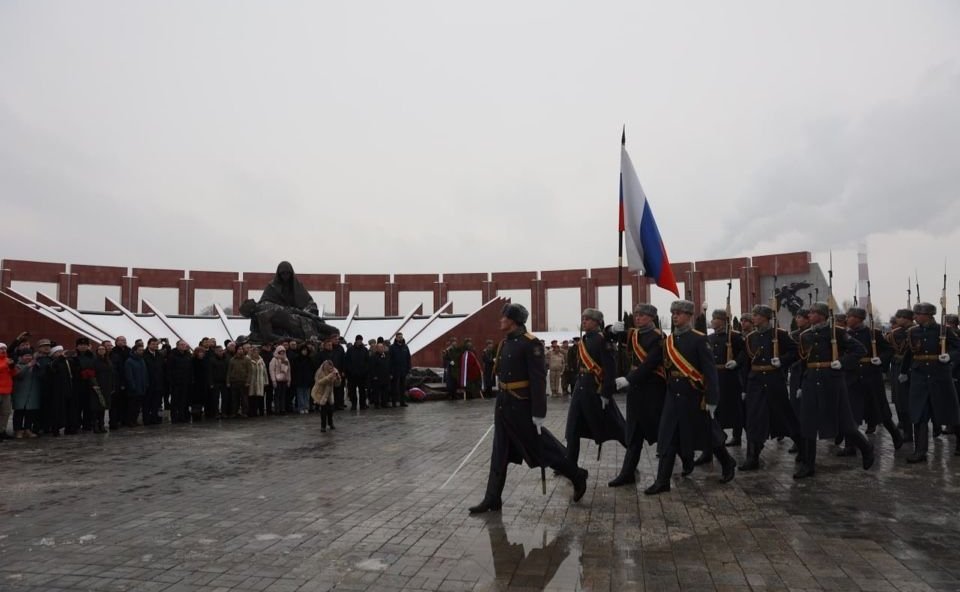 Оксана Хлякина приняла участие в акции «Дорога домой», в рамках которой найденные поисковиками останки погибших воинов передаются на родину для погребения в семейных могилах