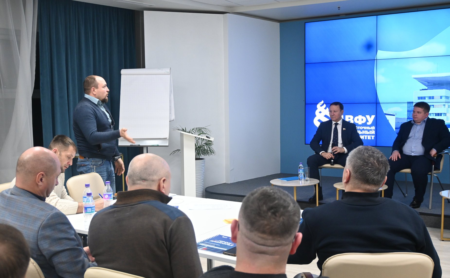 Александр Ролик провел встречу с участниками региональной программы «Герои Приморья»