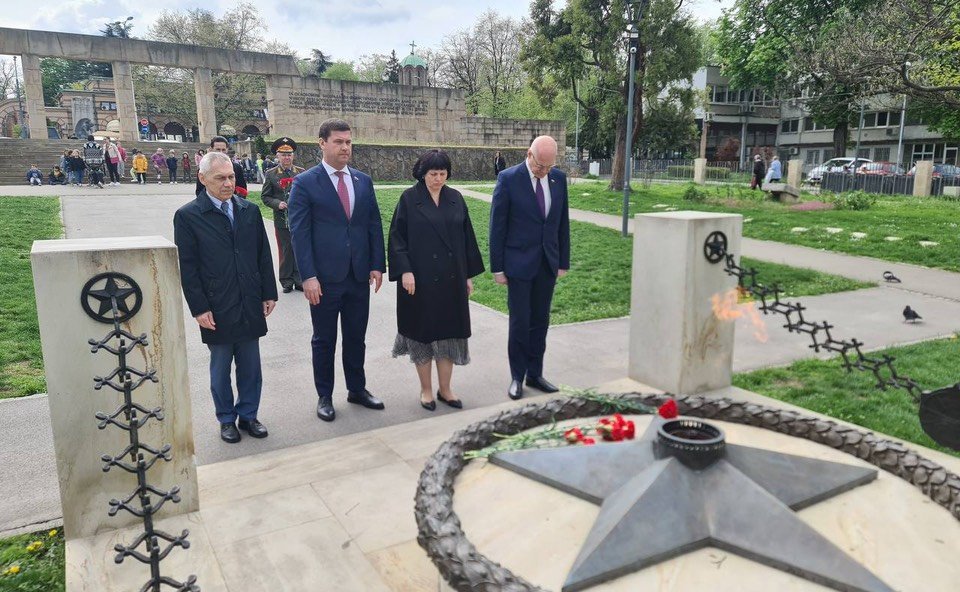 Делегация группы по сотрудничеству Совета Федерации с Народной скупщиной Республики Сербии возложила венок и цветы к Вечному огню и мемориальному комплексу «Освободителям Белграда»