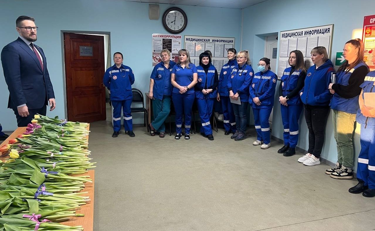 Руслан Смашнев поздравил с 8 Марта сотрудниц Станции скорой медицинской помощи в Смоленске