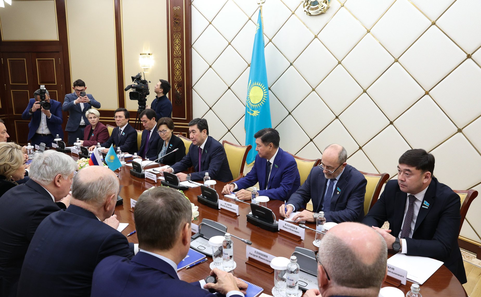 Валентина Матвиенко в рамках официального визита в Астану встретилась с Председателем Мажилиса Парламента Республики Казахстан Ерланом Кошановым