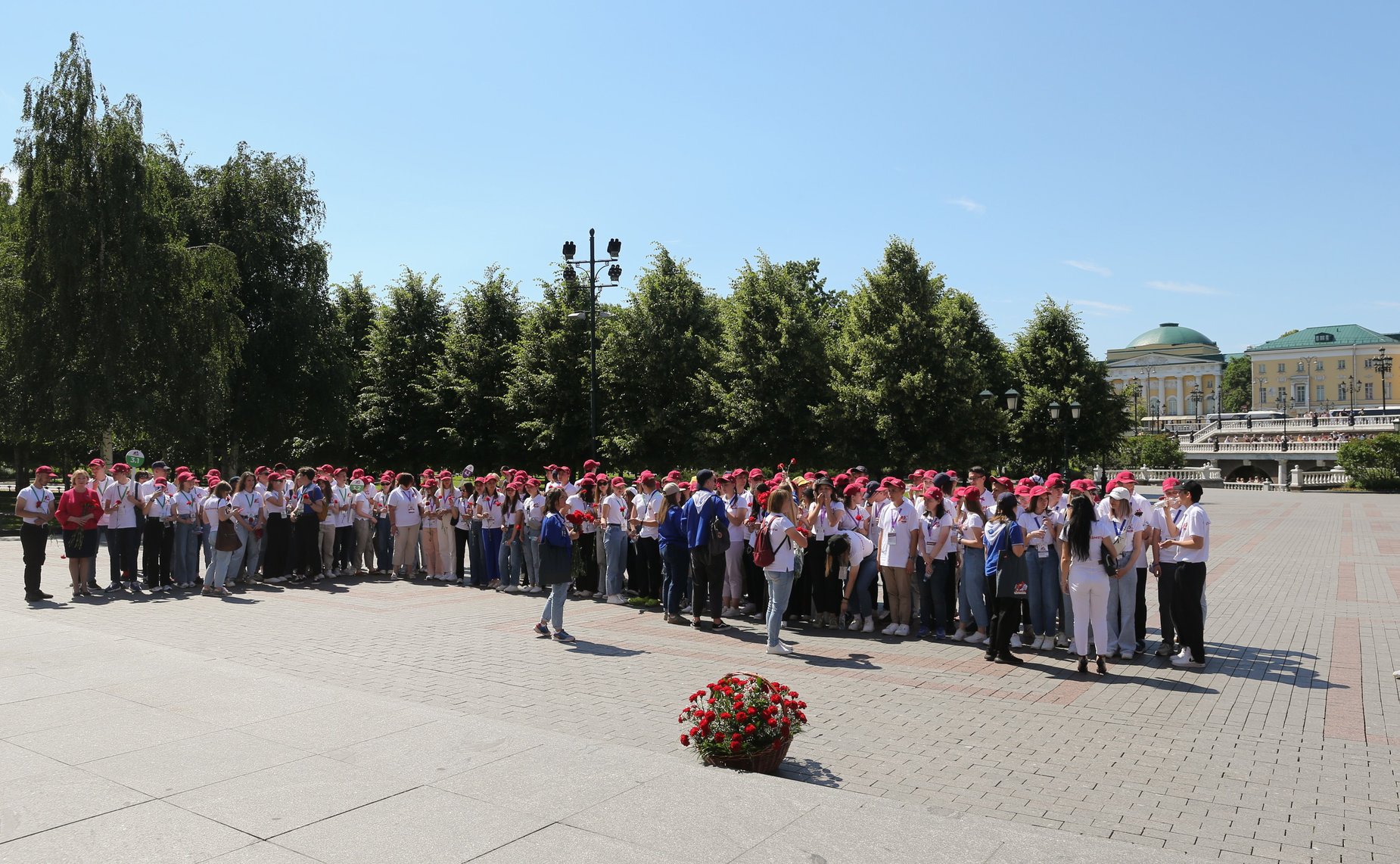 Экскурсионная программа для участников проекта «Поезд Памяти», возложение цветов в Александровском саду