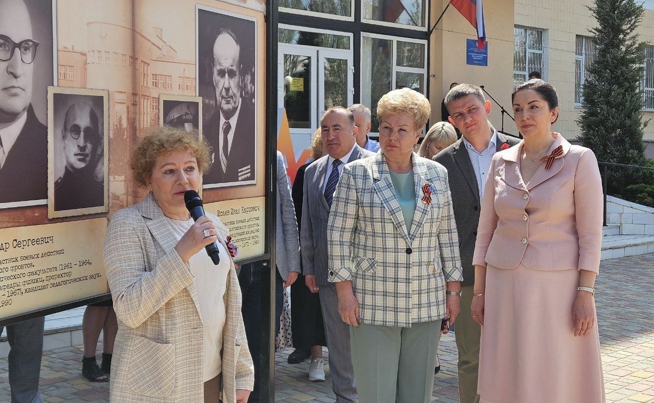 Ольга Бас в ходе поездки в регион приняла участие совместно с руководством Луганского государственного педагогического университета и почетными гостями в открытии планшетной выставки «Бессмертный полк ЛГПУ», посвященной 80-летию Победы