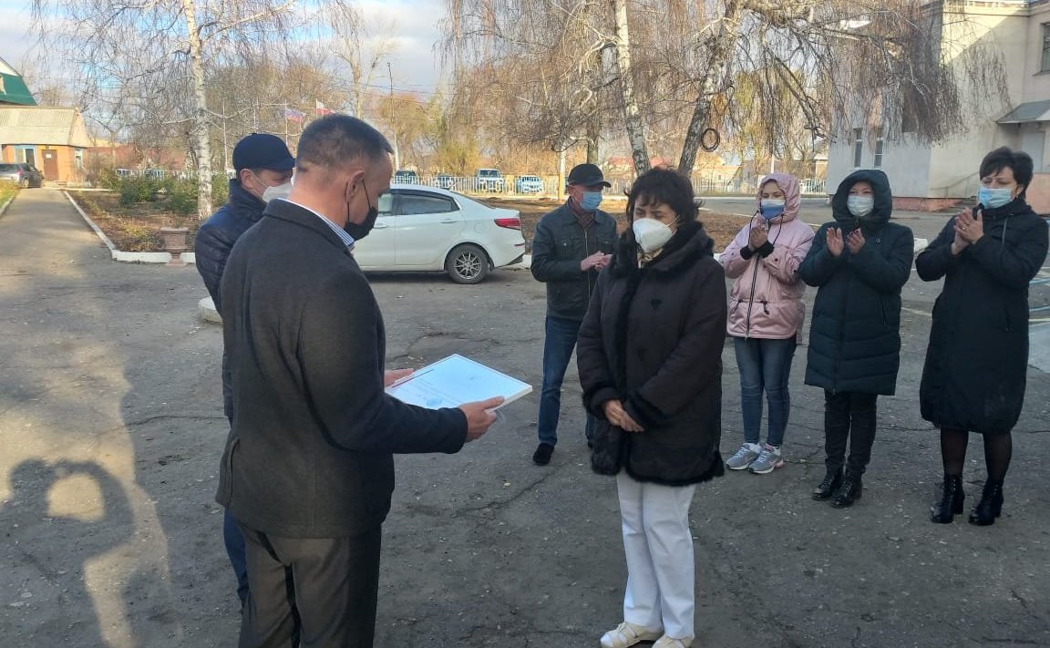 Олег Алексеев посетил Марксовский район Саратовской области и вручил Благодарность Председателя СФ медицинской сестре