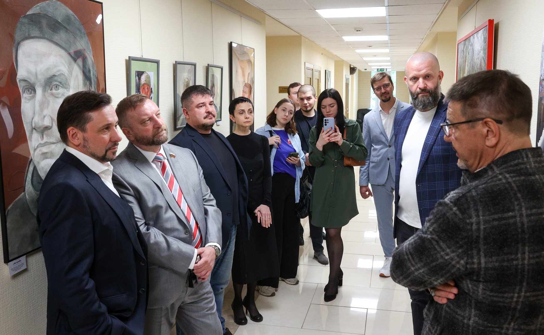 Алексей Кондратьев открыл в Совете Федерации выставку портретов героев СВО «Мой позывной»