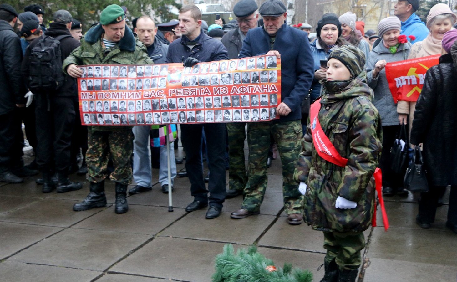 Виктор Павленко принял участие в открытии памятного знака «Солдатским матерям» на Архангельском мемориале «Площадь памяти»