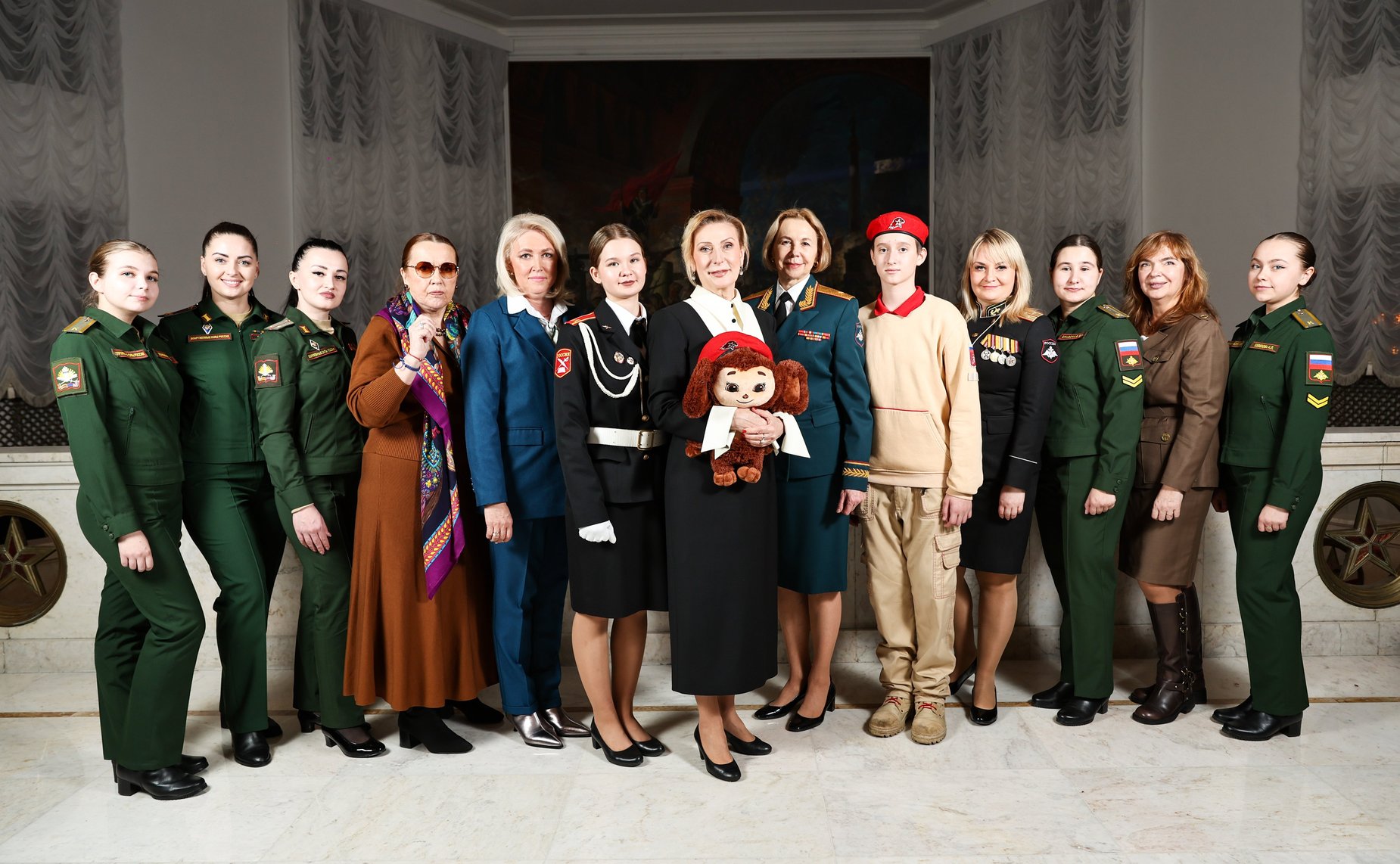 Заместитель Председателя Совета Федерации Инна Святенко приняла участие в церемонии награждения поисковиков, добровольцев и волонтеров, состоявшейся в Центральном академическом театре Российской Армии