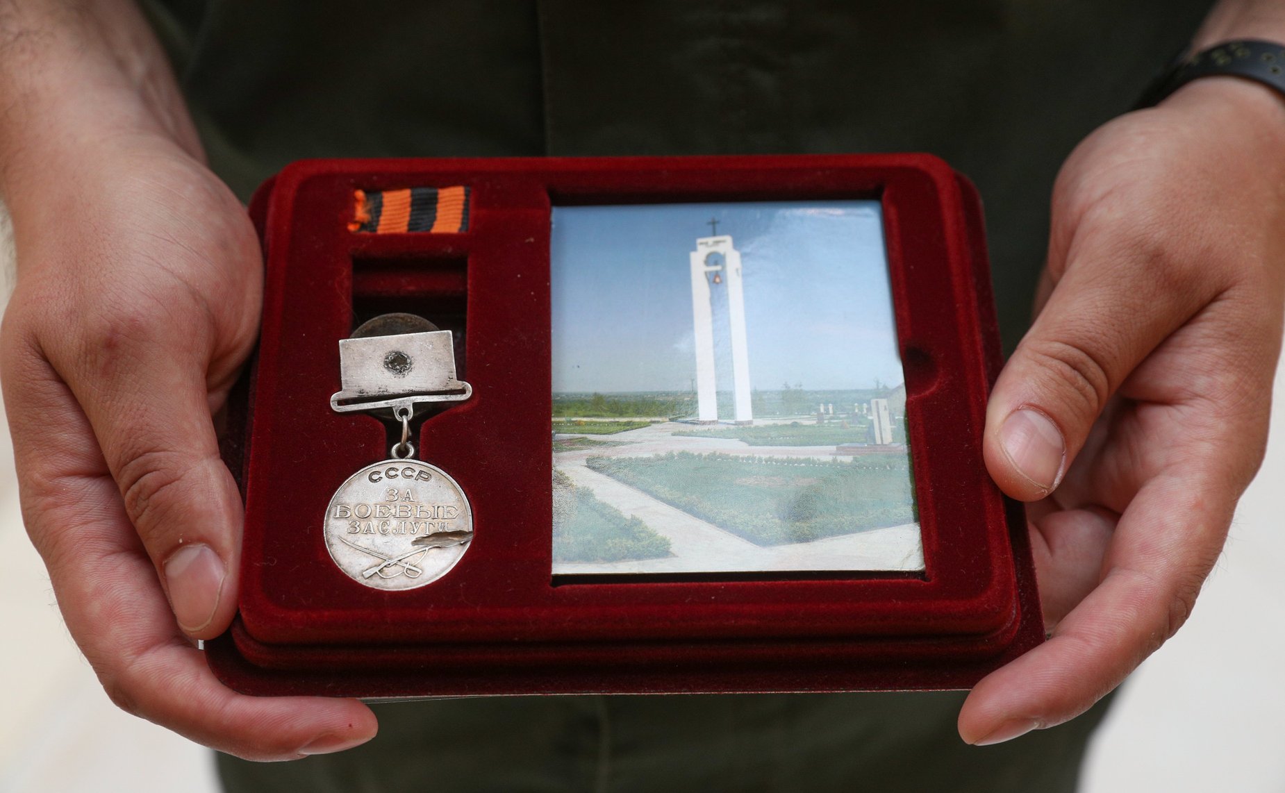 Андрею Чернышеву передана медаль солдата, найденная молдавскими поисковиками на месте боев Великой Отечественной войны