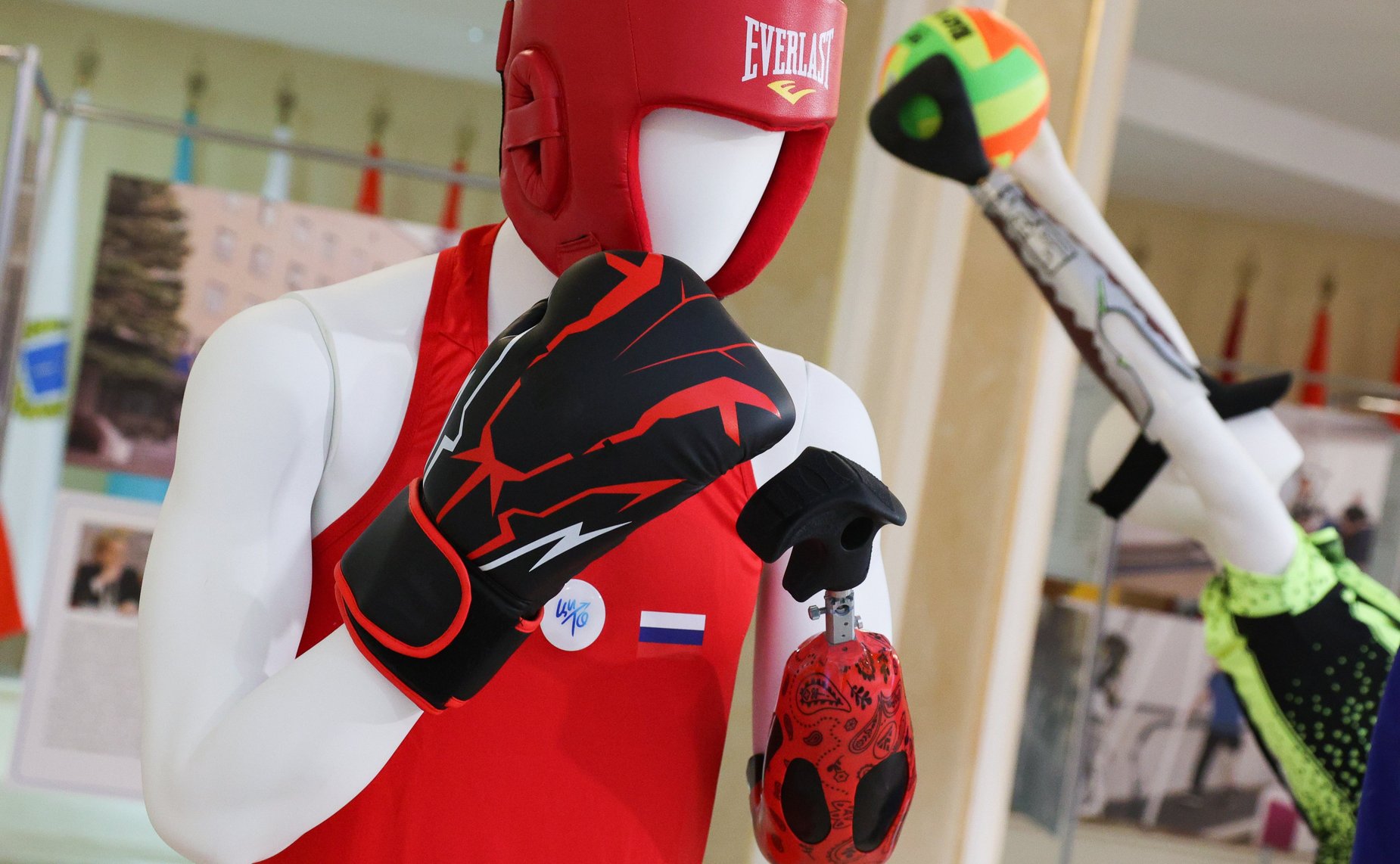 Открытие и осмотр выставки последних разработок в области высокотехнологического протезирования