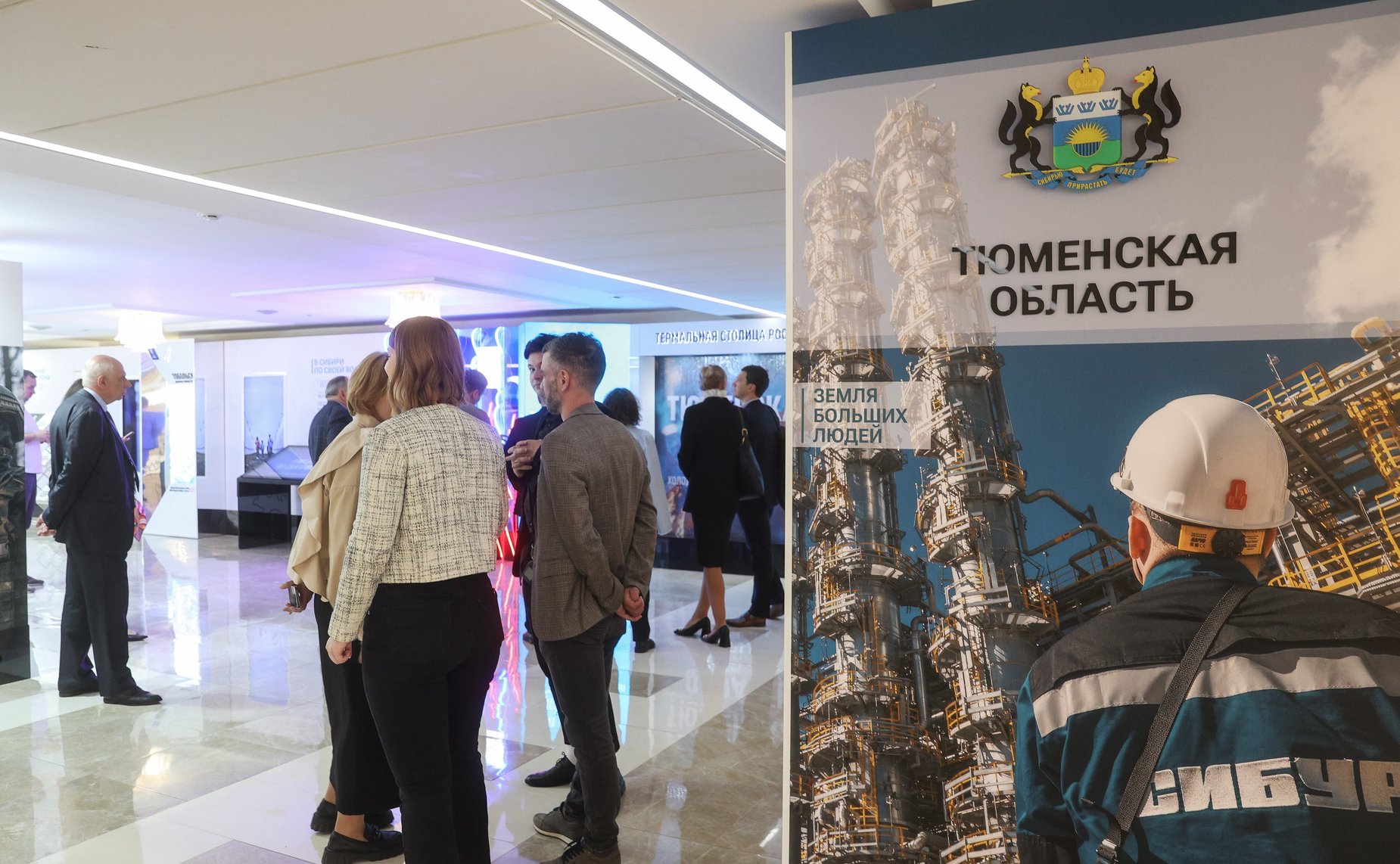 Валентина Матвиенко и Александр Моор осмотрели выставку, посвященную истории и перспективам развития Тюменской области