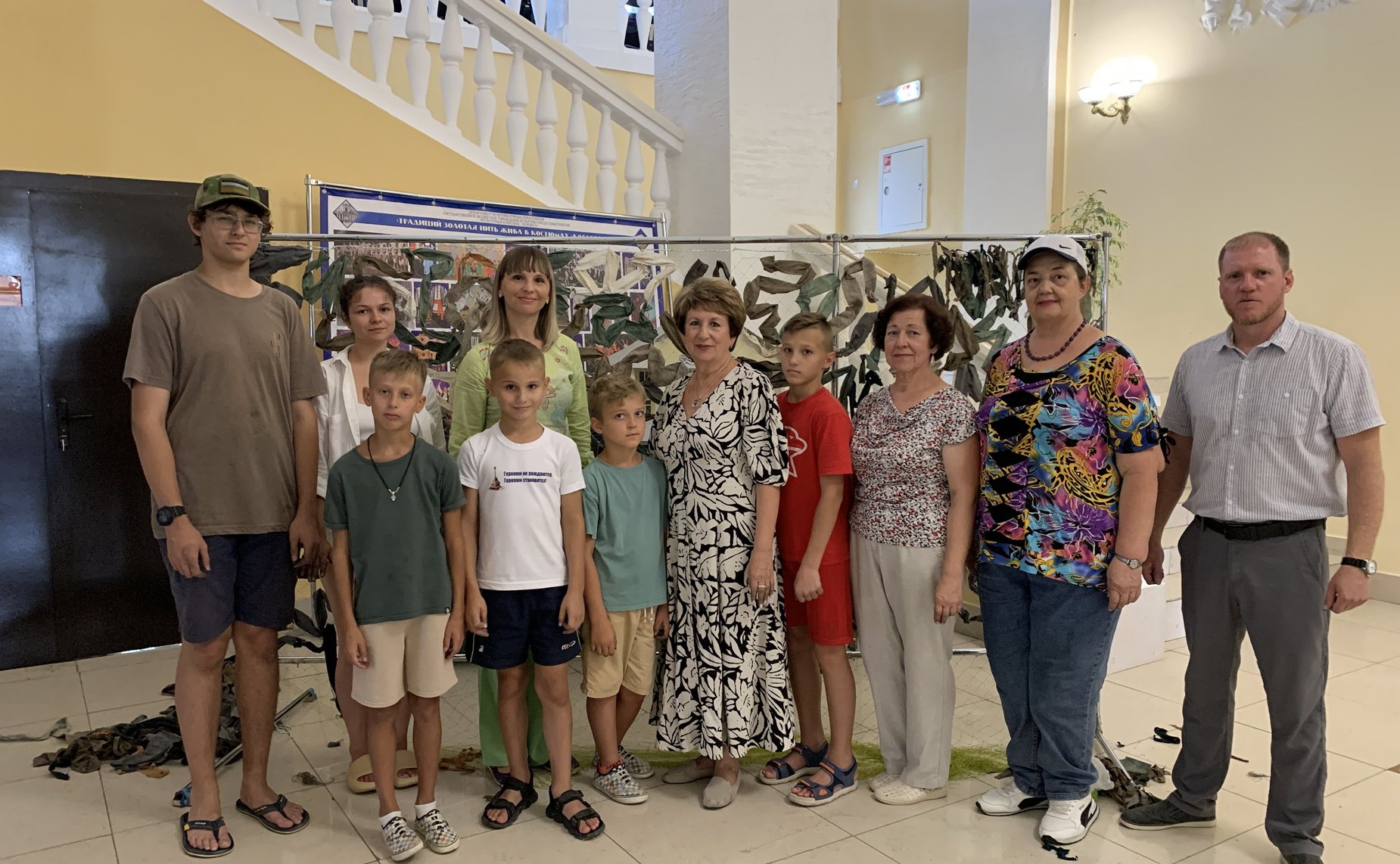 Екатерина Алтабаева приняла участие в плетении маскировочных сетей для участников СВО