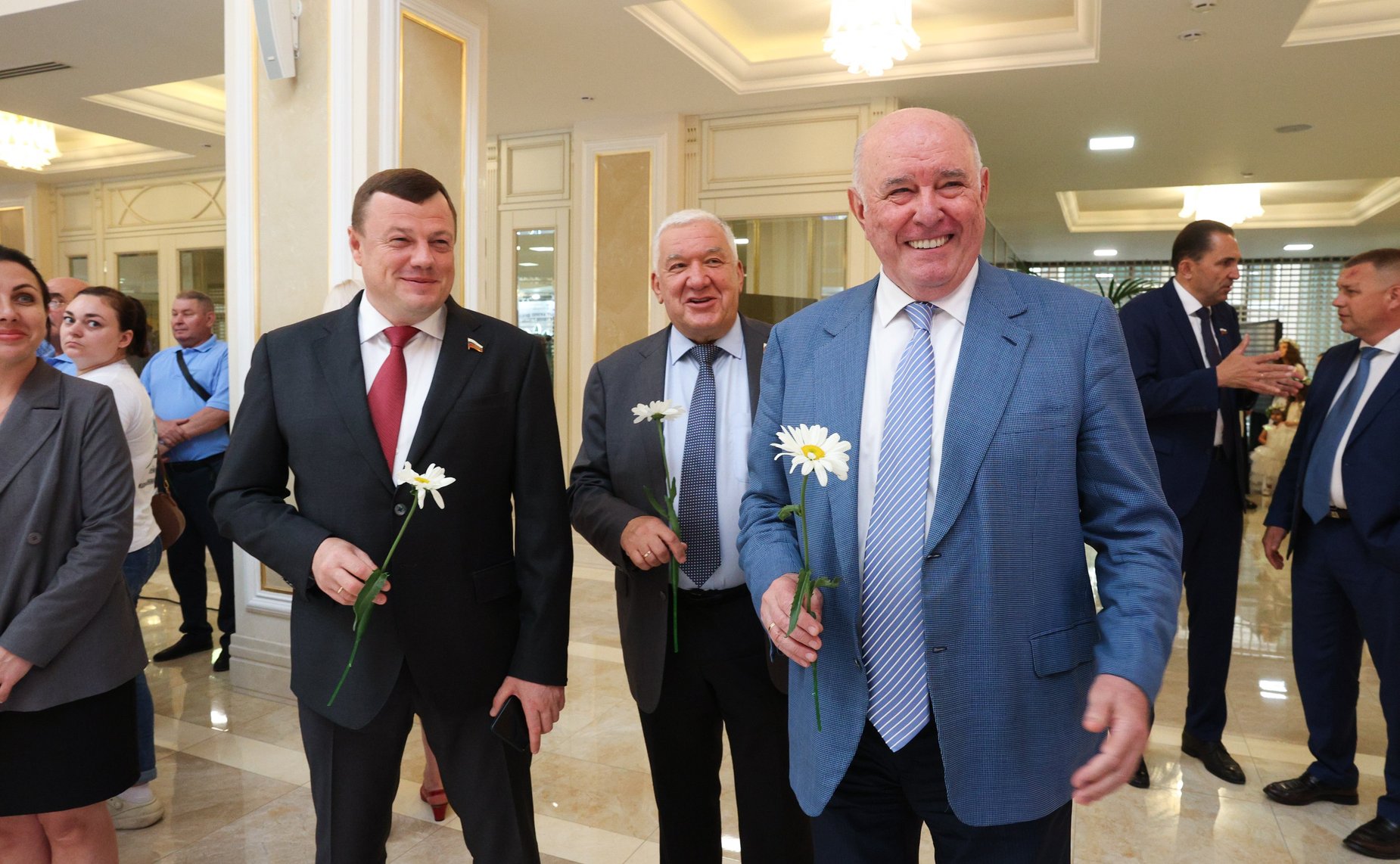 В Совете Федерации состоялась торжественная церемония открытия фотовыставки «Семейные бизнес-династии регионов России», посвященная Дню семьи, любви и верности