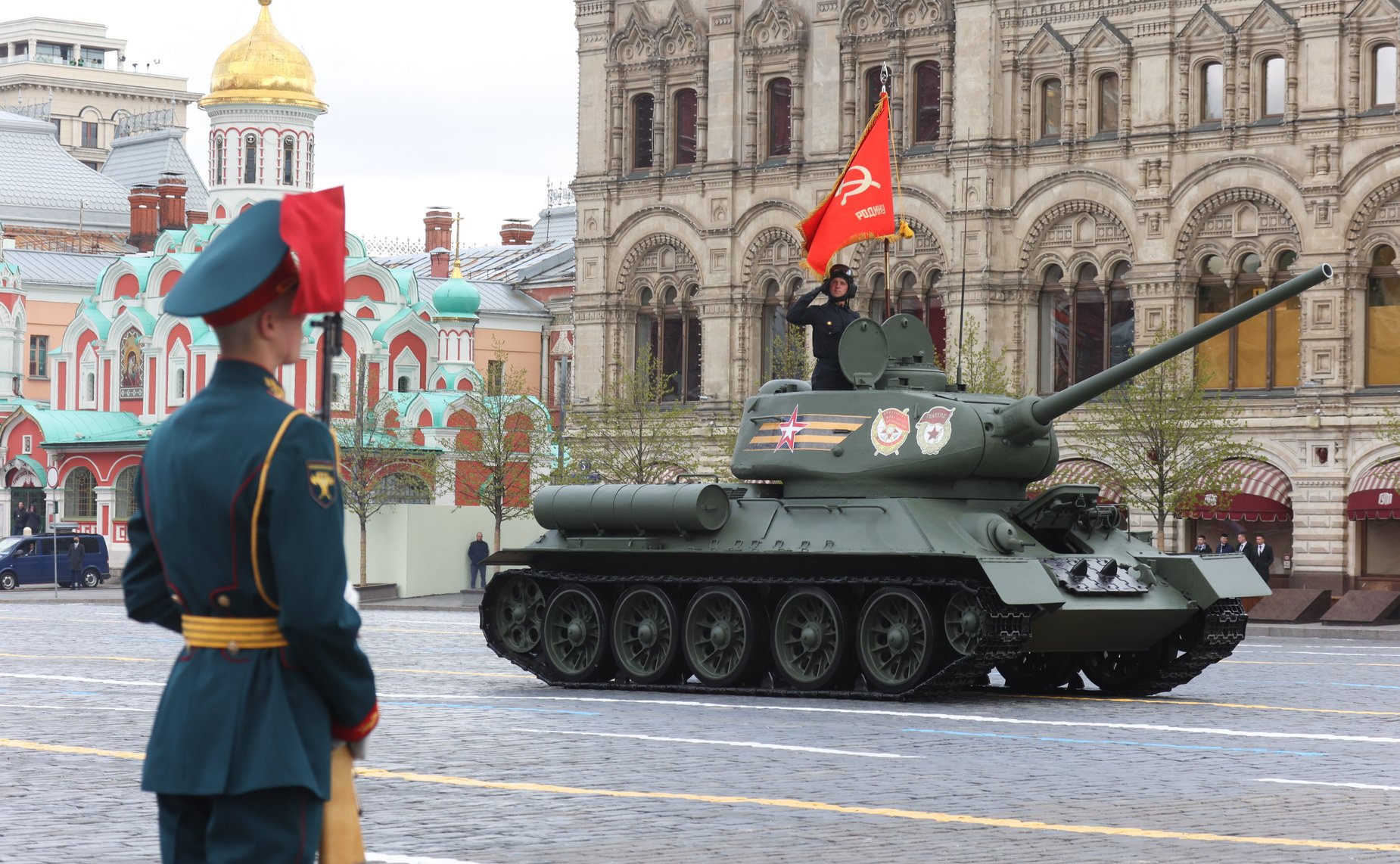 В ознаменование 77-й годовщины Победы в Великой Отечественной войне 1941–1945 годов в Москве состоялся военный парад