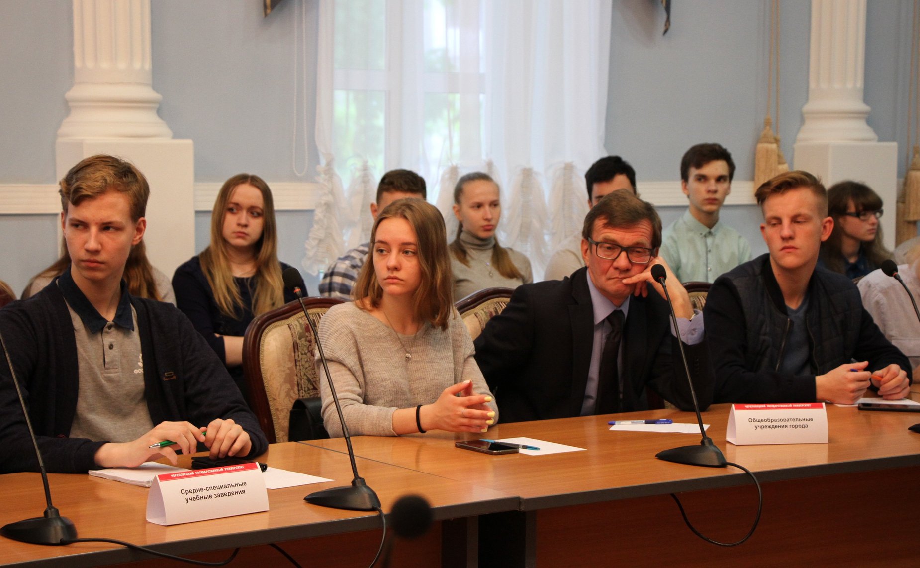 Юрий Воробьев принял участие в заседании молодежного Дискуссионного клуба