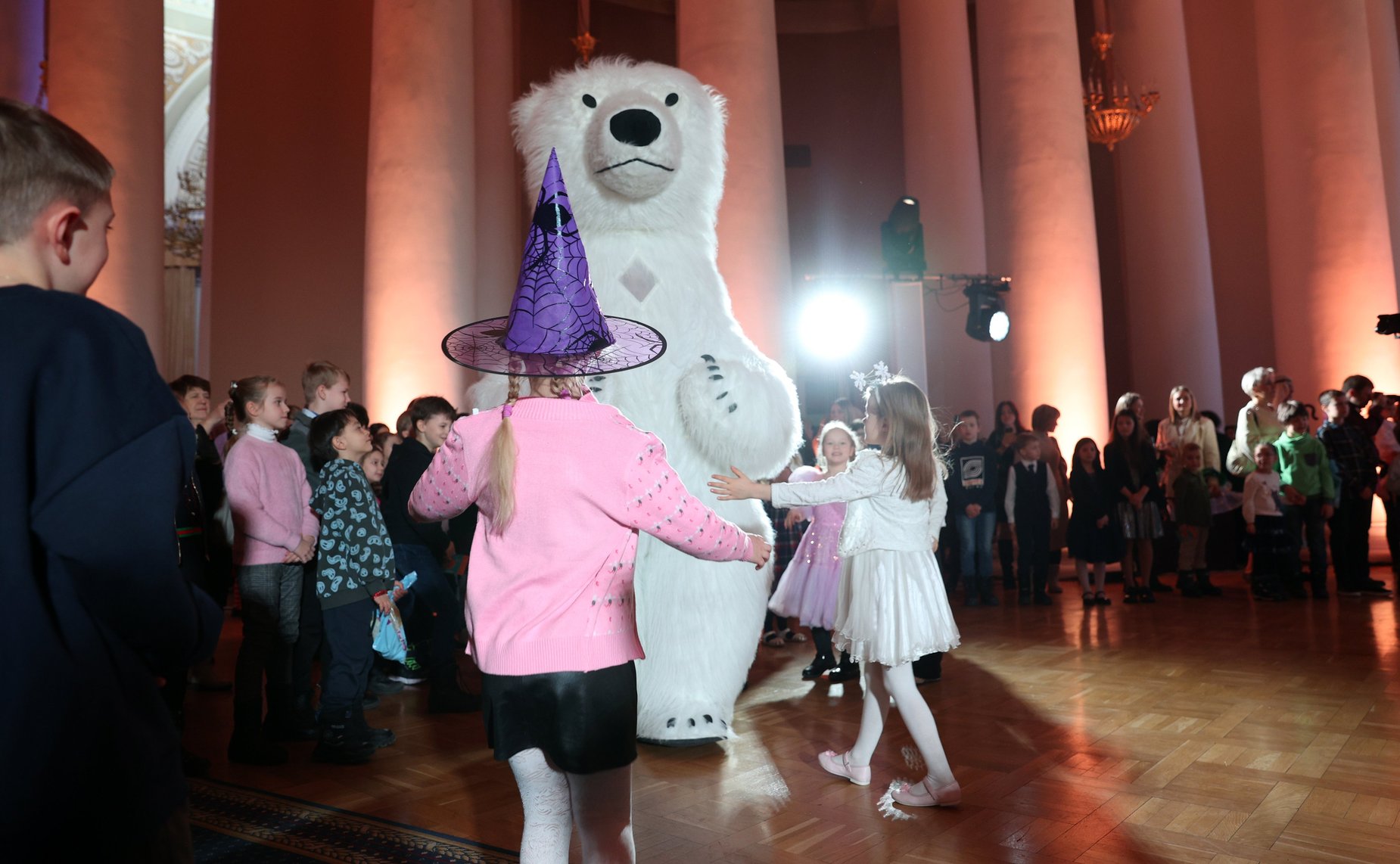 Дети из семей участников специальной военной операции стали гостями праздника «Рождество Христово в Таврическом дворце»