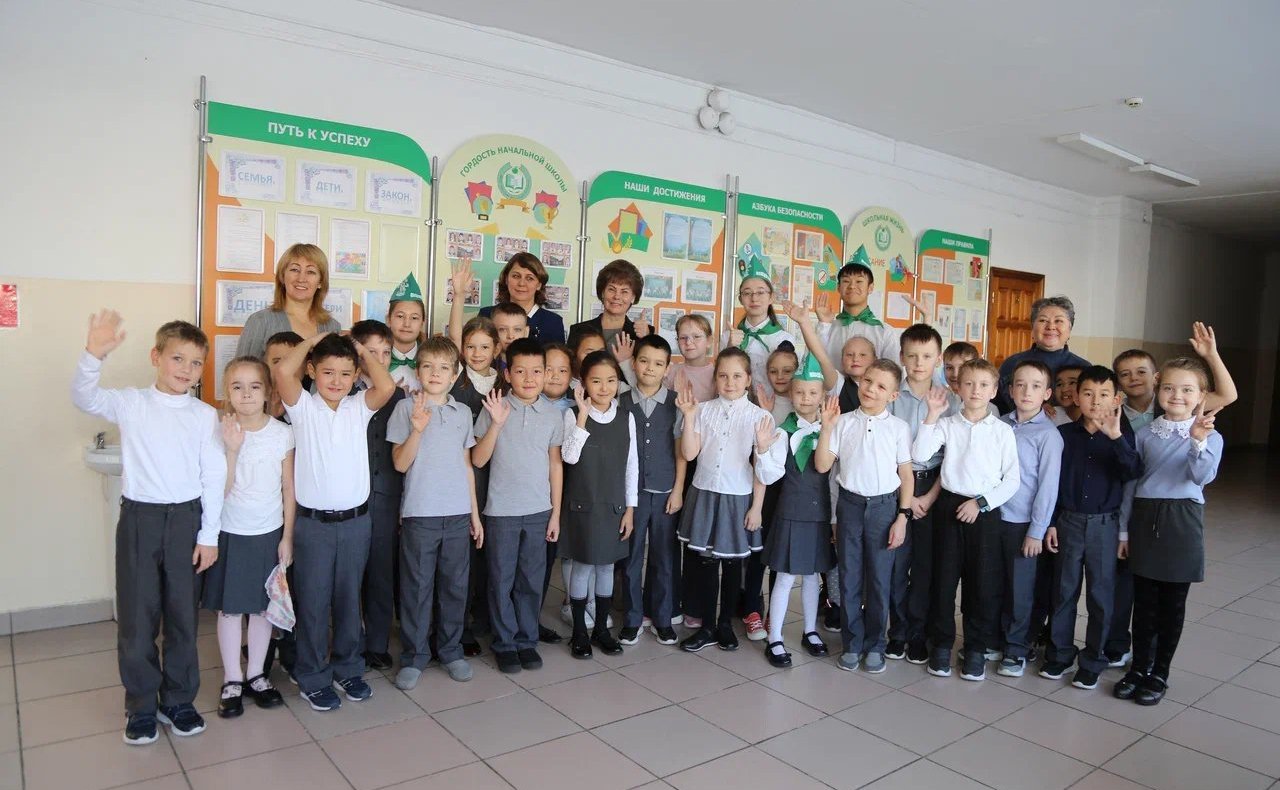 Татьяна Гигель в ходе рабочей поездки в регион провела встречу с учащимися городской школы-гимназии №3, которые вместе с родителями и педагогами приняли активное участие в акции «Эколята Алтая»