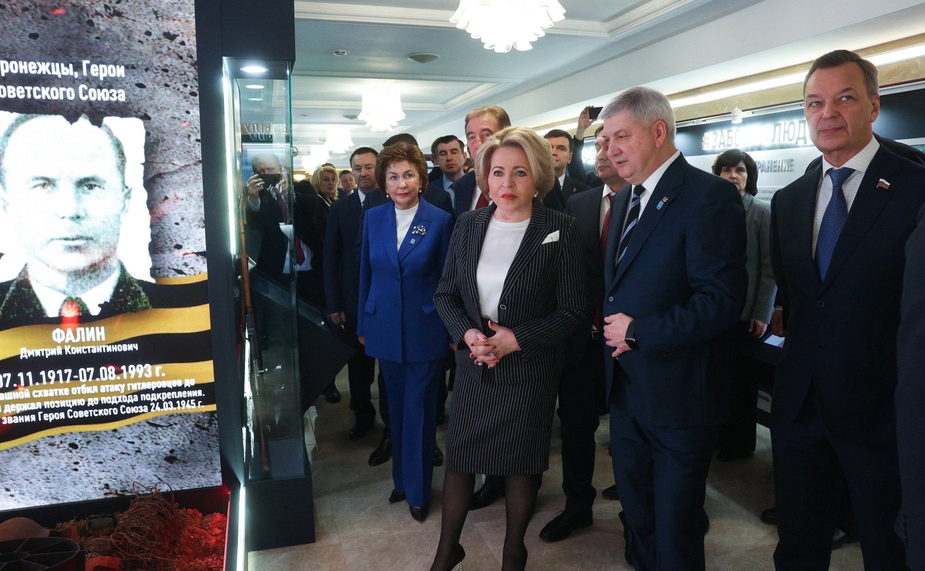 Валентина Матвиенко и Александр Гусев осмотрели выставку, посвященную истории, культуре и перспективным направлениям развития Воронежской области