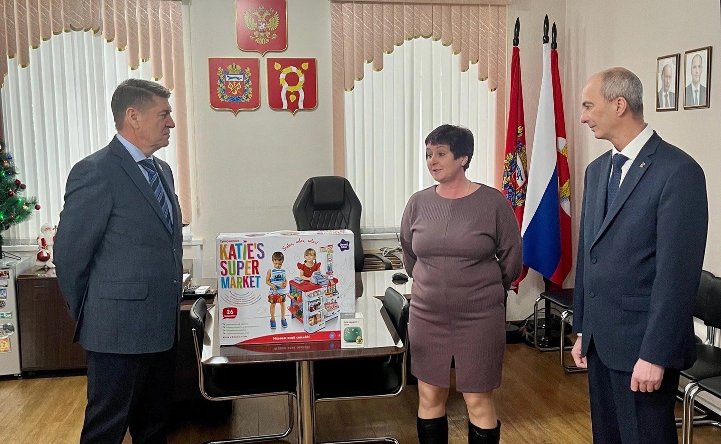 Андрей Шевченко и глава Александровского района Сергей Гринев встретились с матерью участника спецоперации