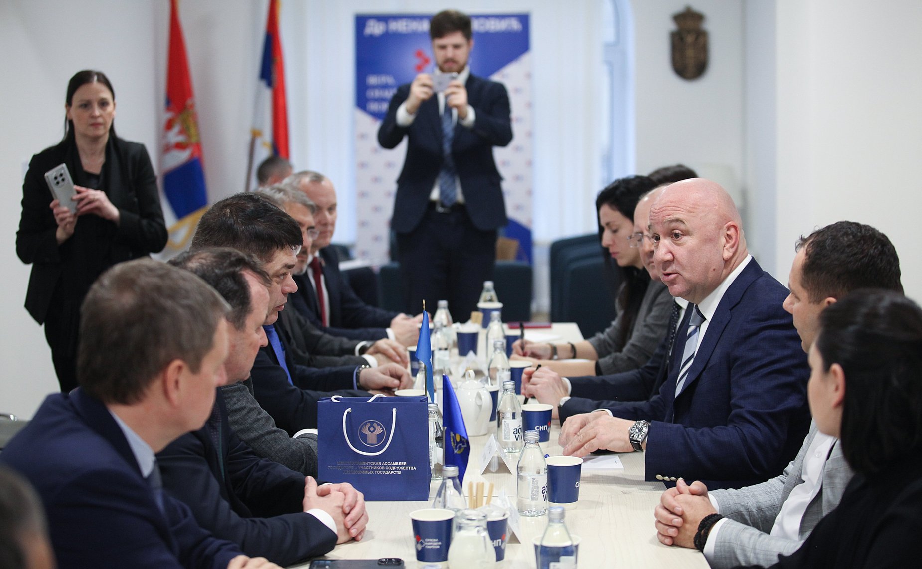 Сенаторы РФ приняли участие в наблюдении за парламентскими выборами в Сербии