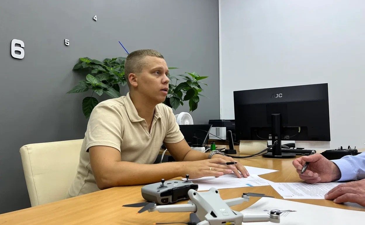 Олег Кувшинников принял решение получить профессию оператора БПЛА, подписал договор о допобразовании с сертифицированным учебным центром Вологды