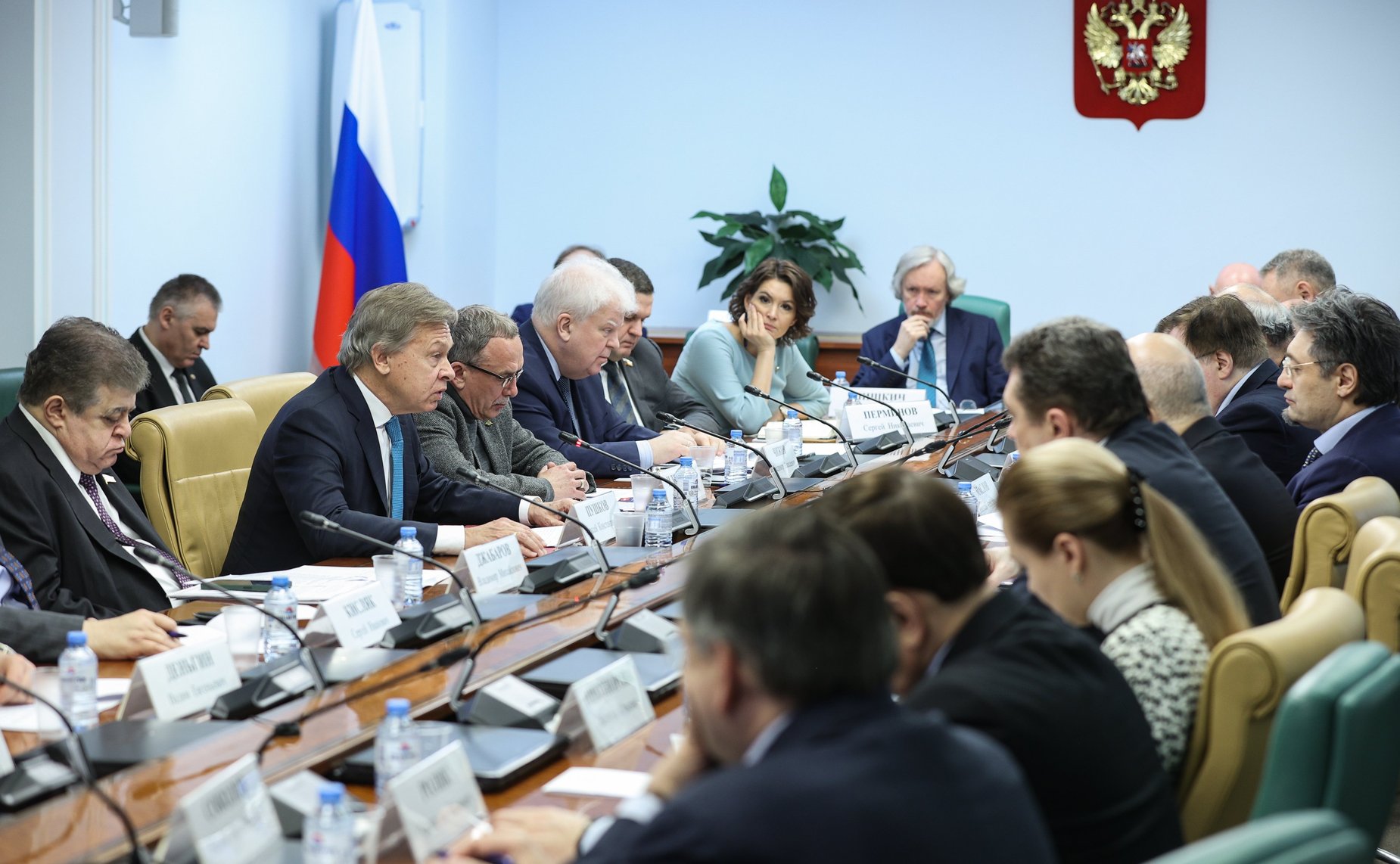Круглый стол на тему «Информационная политика России в условиях международных кризисов: сдвиги в общественных настроениях и новые возможности»