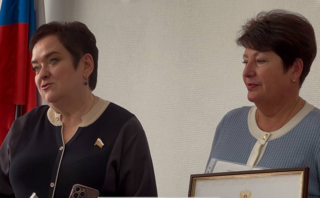 Лариса Мельник вручила Почётную грамоту Совета Федерации Елене Череватой