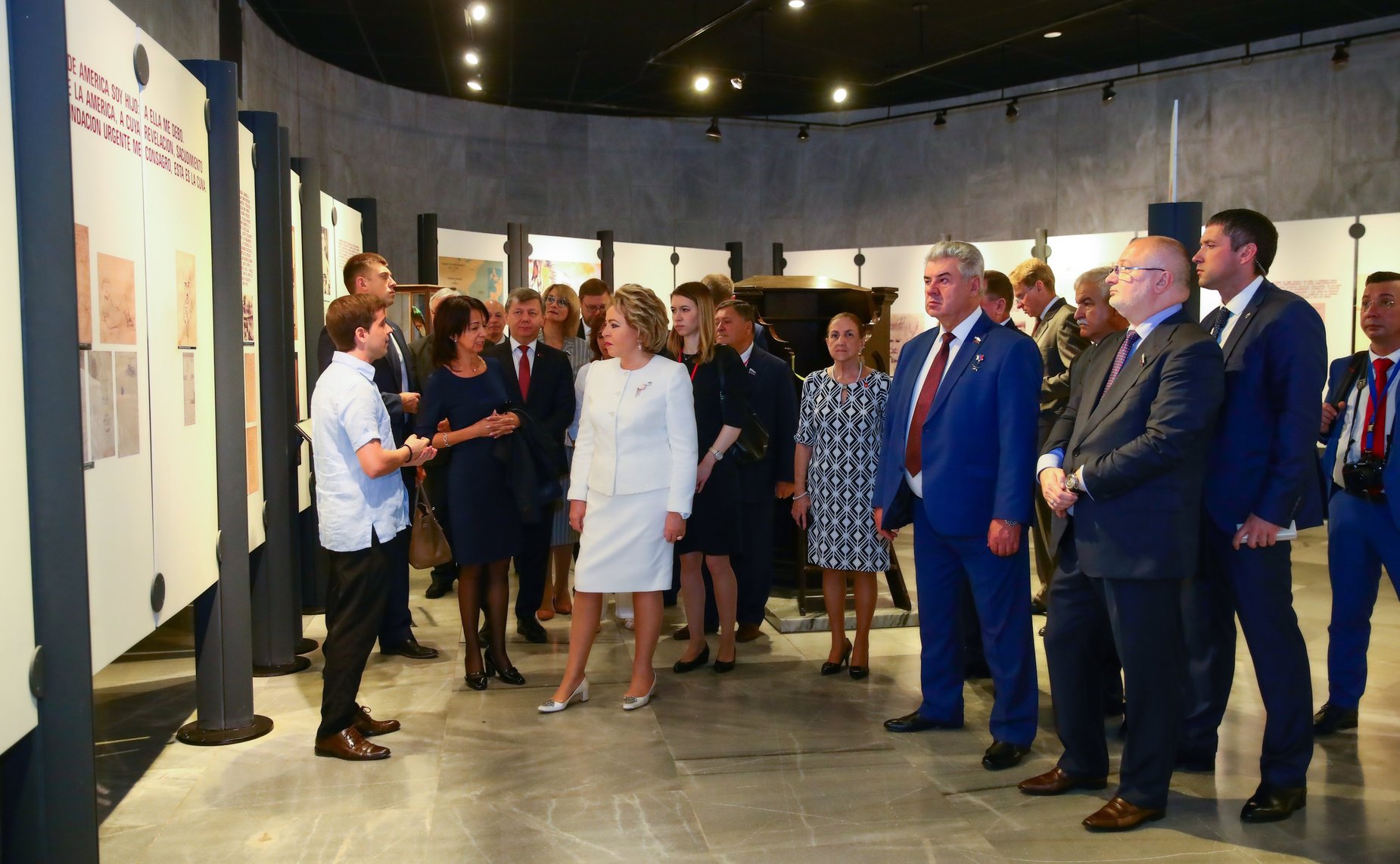 Посещение фотовыставки «Санкт-Петербург – Гавана»